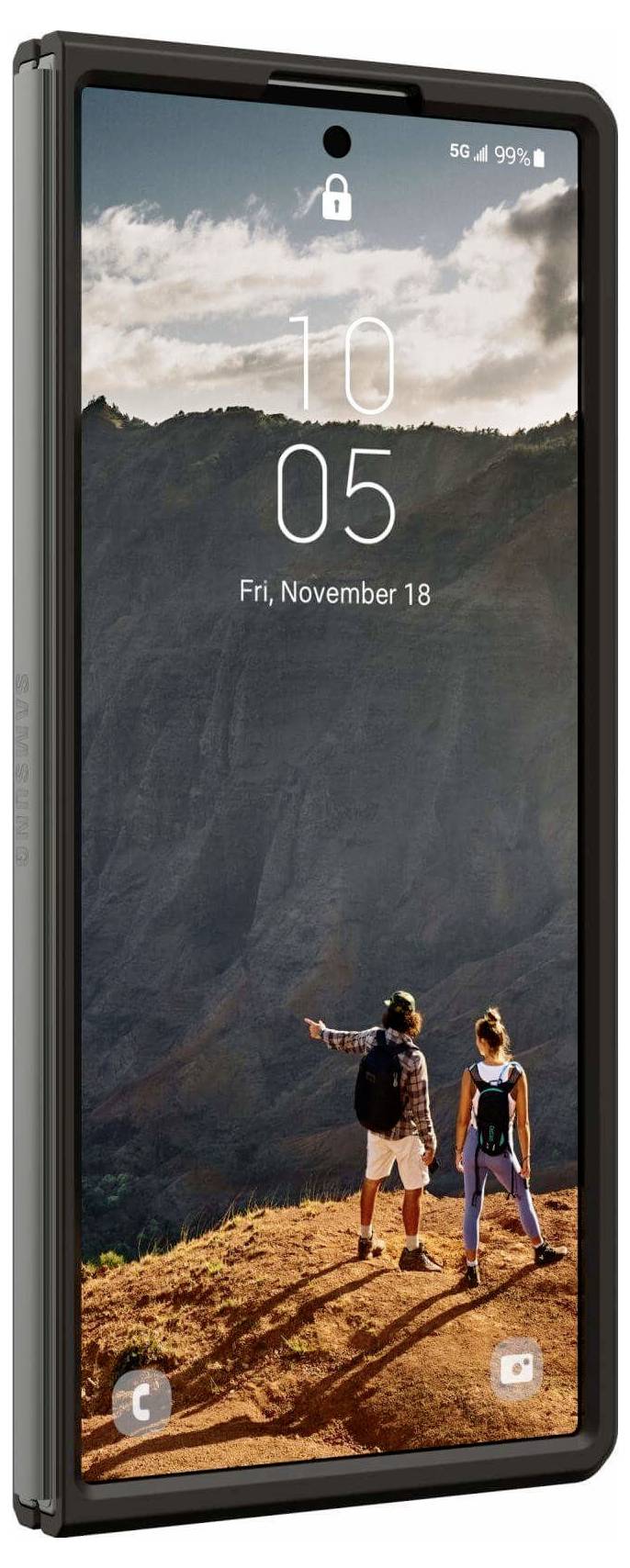 Zwei Wanderer stehen auf einem felsigen Absatz, einer zeigt auf eine Berglandschaft. Eine Telefon-Benutzeroberfläche blendet die Uhrzeit und das Datum ein.