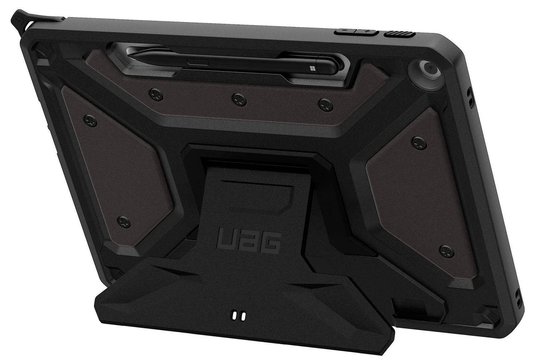 Ein robustes Tablet-Gehäuse mit einem Ständer in geneigter Position, mit einem Stifthalter an der Rückseite, entwickelt für Langlebigkeit und Schutz.