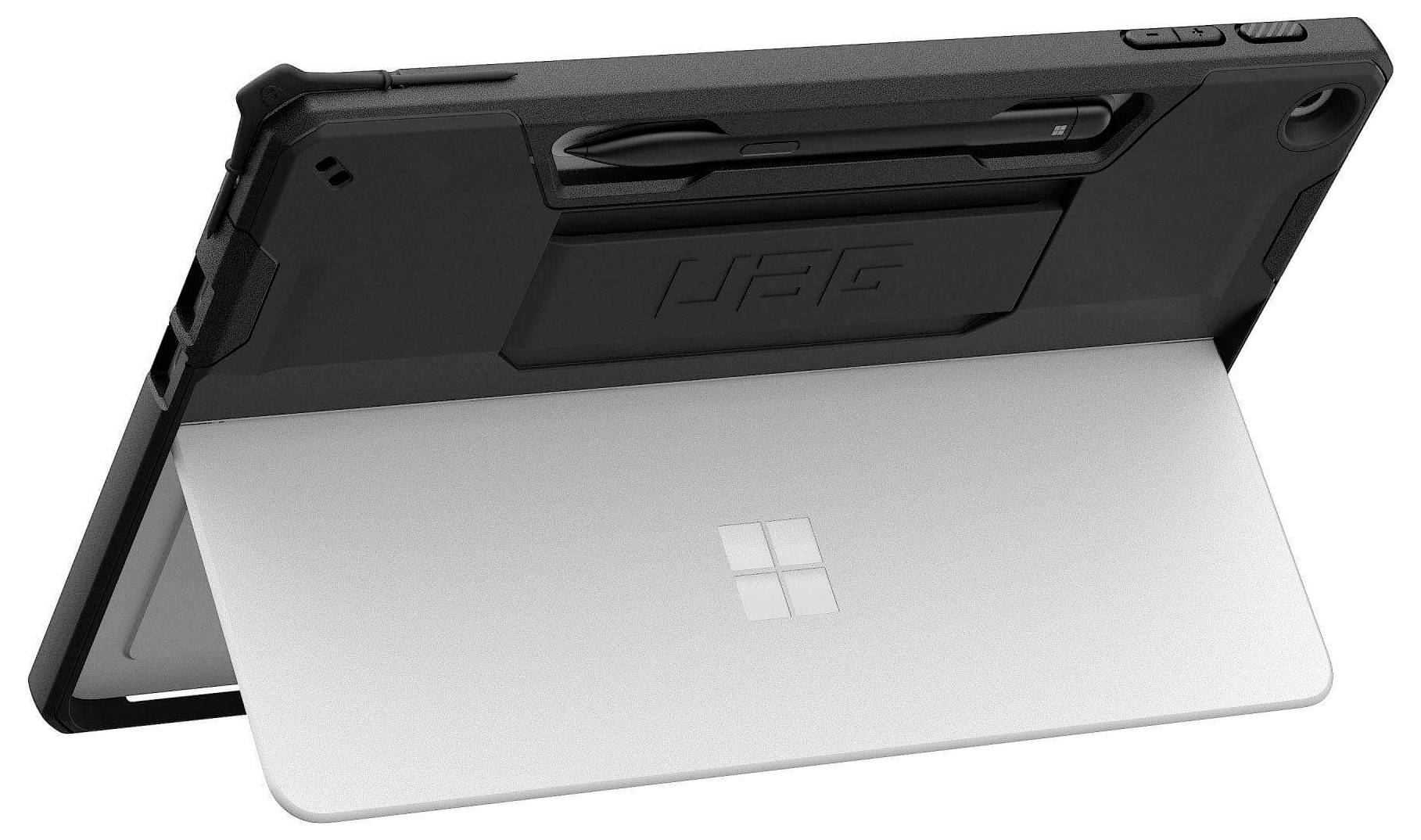 Ein Tablet in einem schwarzen robusten Gehäuse mit integriertem Ständer, in Querausrichtung positioniert. Das Gehäuse verfügt über einen Schlitz für einen Stylus.