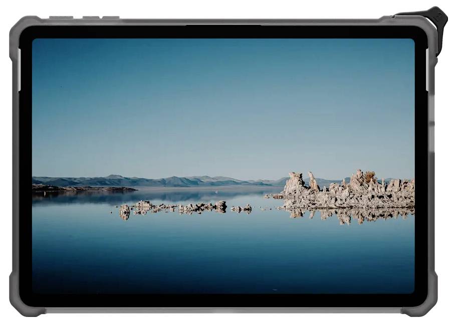 Ein Tablet zeigt ein friedvolles Landschaftsfoto eines ruhigen Sees mit Felsenformationen und fernen Bergen unter einem klaren blauen Himmel.
