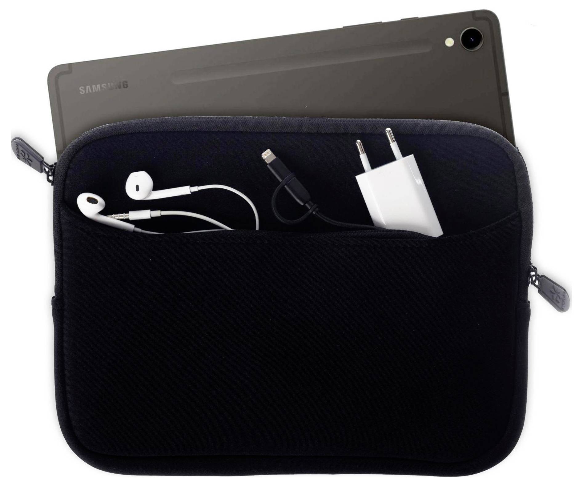 Eine Tablette, die teilweise in eine schwarze Hülle eingeschoben ist, mit Kopfhörern und einem Ladekabel in der Vordertasche.