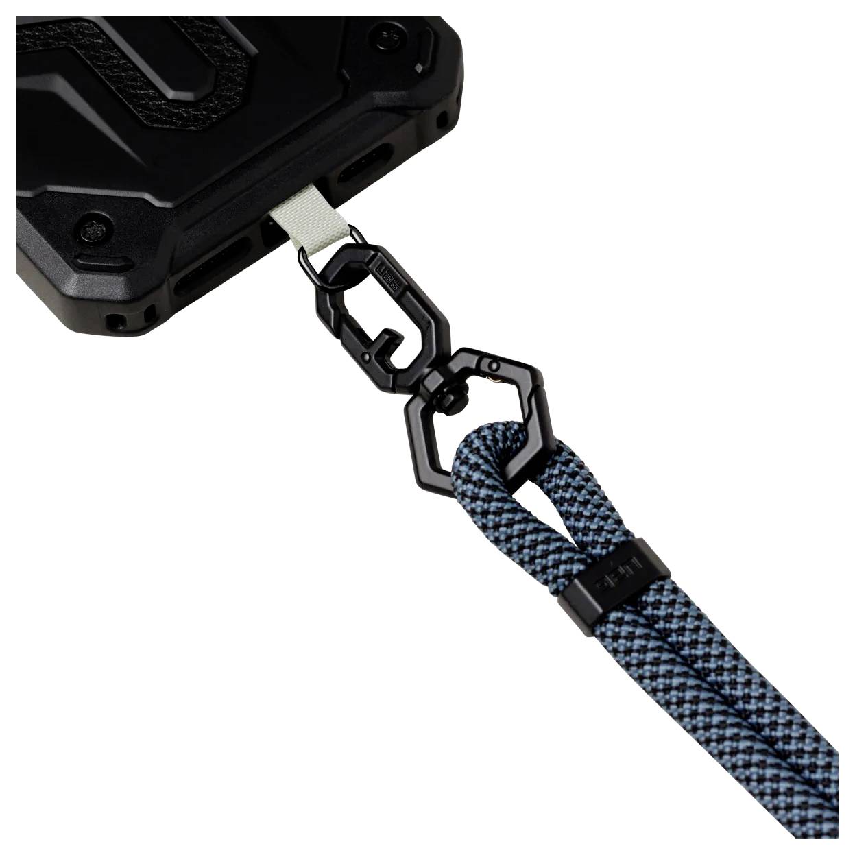 Eine Nahaufnahme einer robusten Handyhülle mit einem blau-schwarzen Seilband, das über einen Metallclip befestigt ist und praktische Transportmöglichkeit demonstriert.