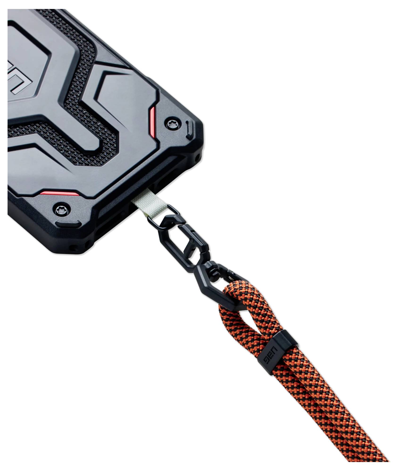 Ein robustes Handyhülle mit einem detaillierten geometrischen Muster ist über einen Metallclip an einem orange-schwarzen Schlüsselband befestigt, um es leicht transportieren zu können.