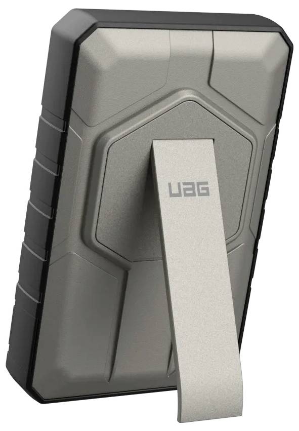 Ein metallisches, robustes, rechteckiges Gerät mit einem silbernen Ständer steht aufrecht. Die Marke 'UAG' ist auf dem Ständer markiert.