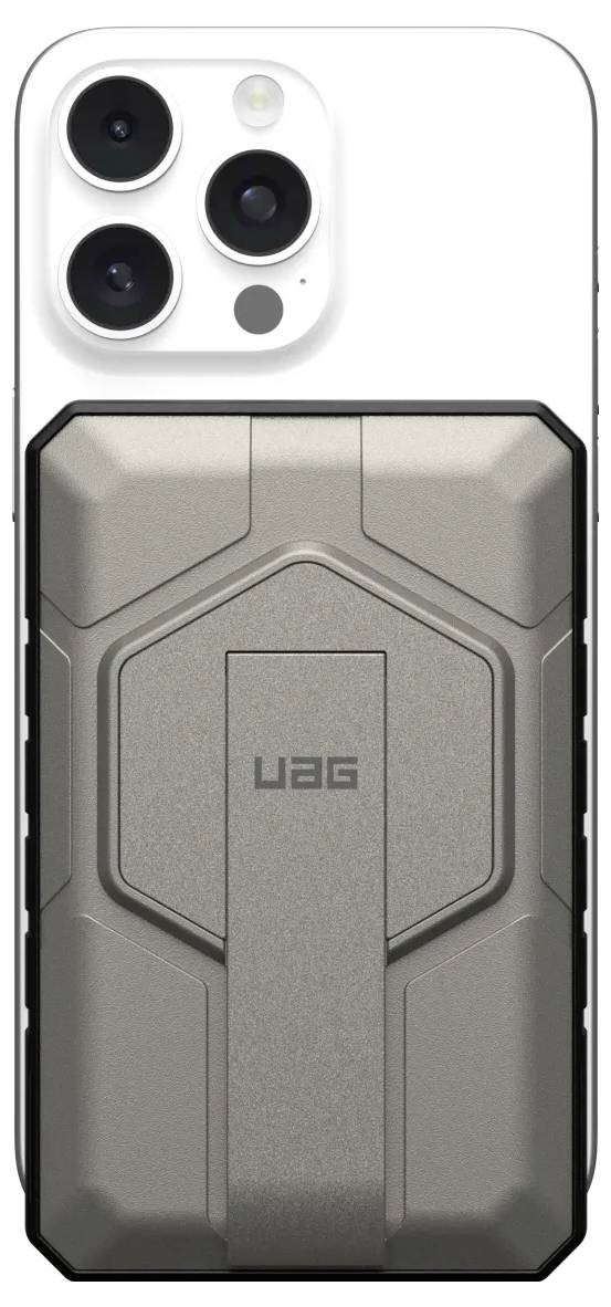 Ein silberfarbenes, robustes UAG-Gehäuse ist auf der Rückseite eines weißen Smartphones mit drei Kameraobjektiven befestigt.