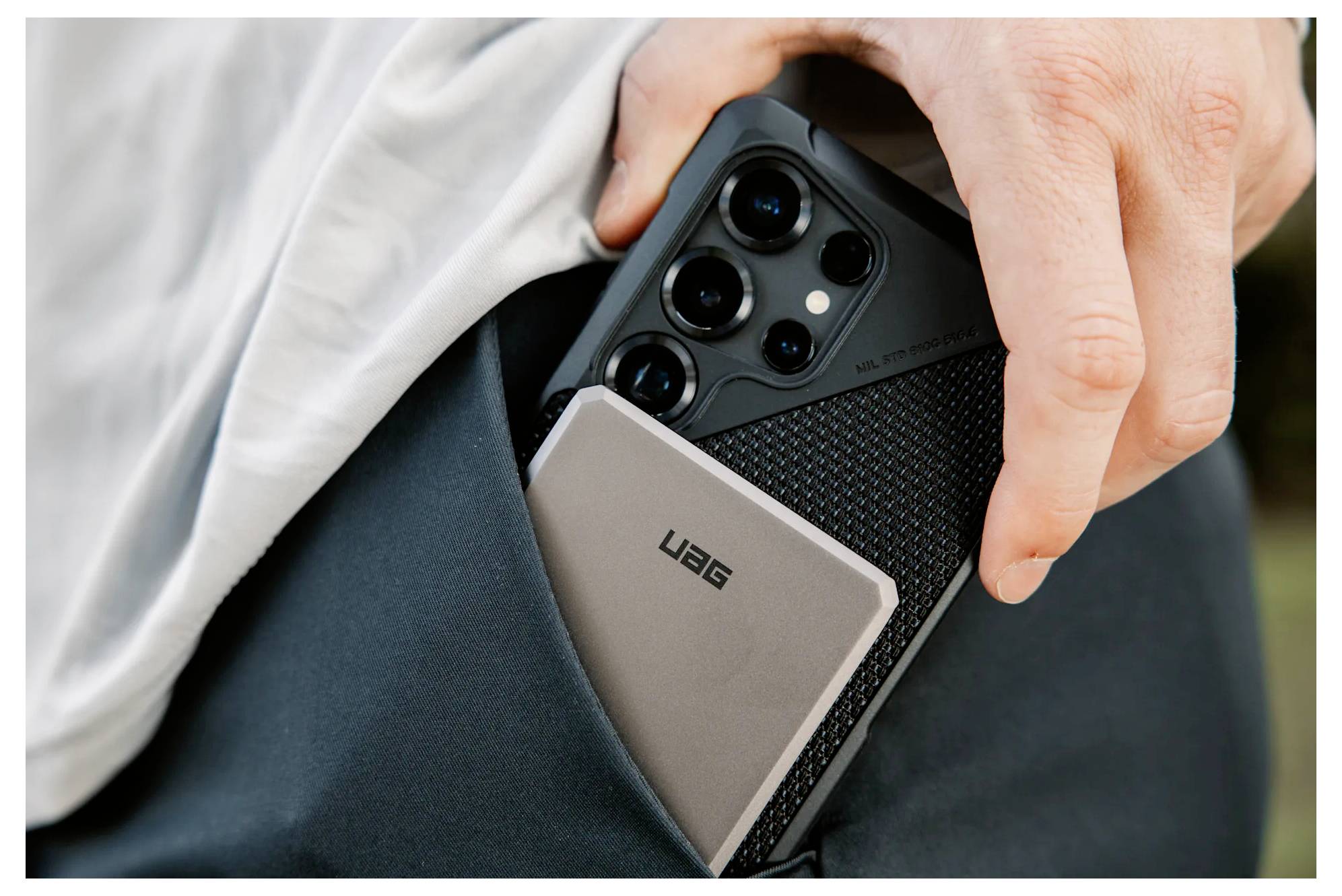 Eine Person, die ein Smartphone und ein mit 