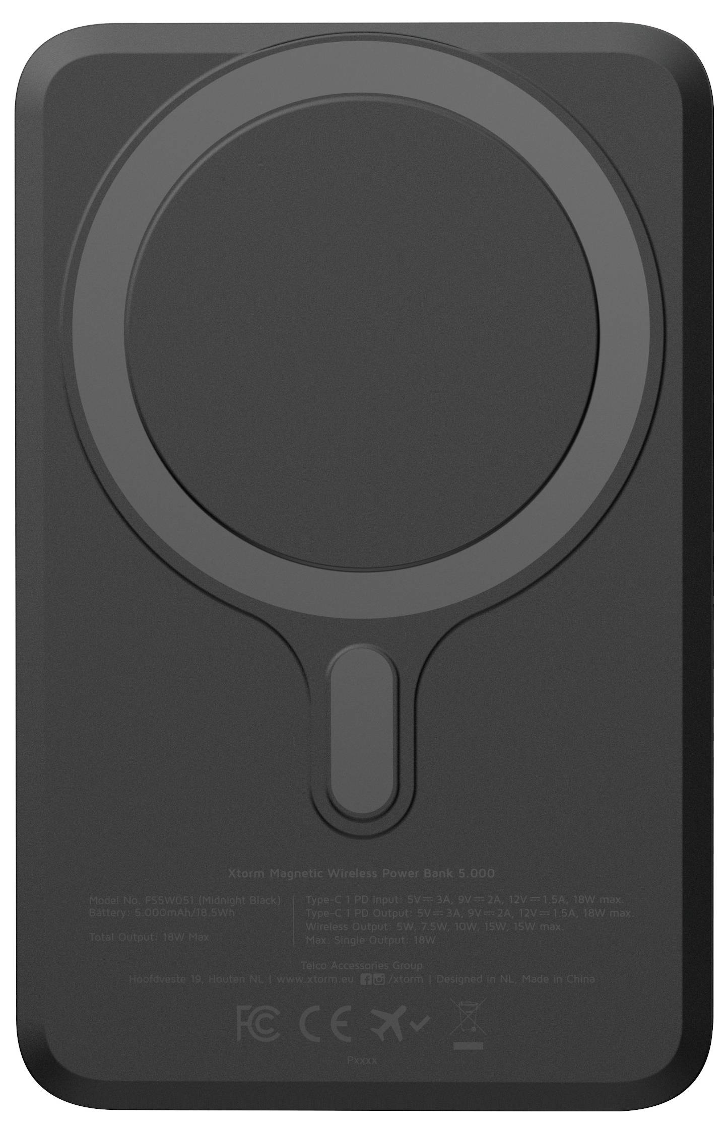 Eine schwarze rechteckige kabellose Powerbank mit kreisförmigem Ladepads-Design, Branding und regulatorischen Symbolen, die auf der Unterseite sichtbar sind.