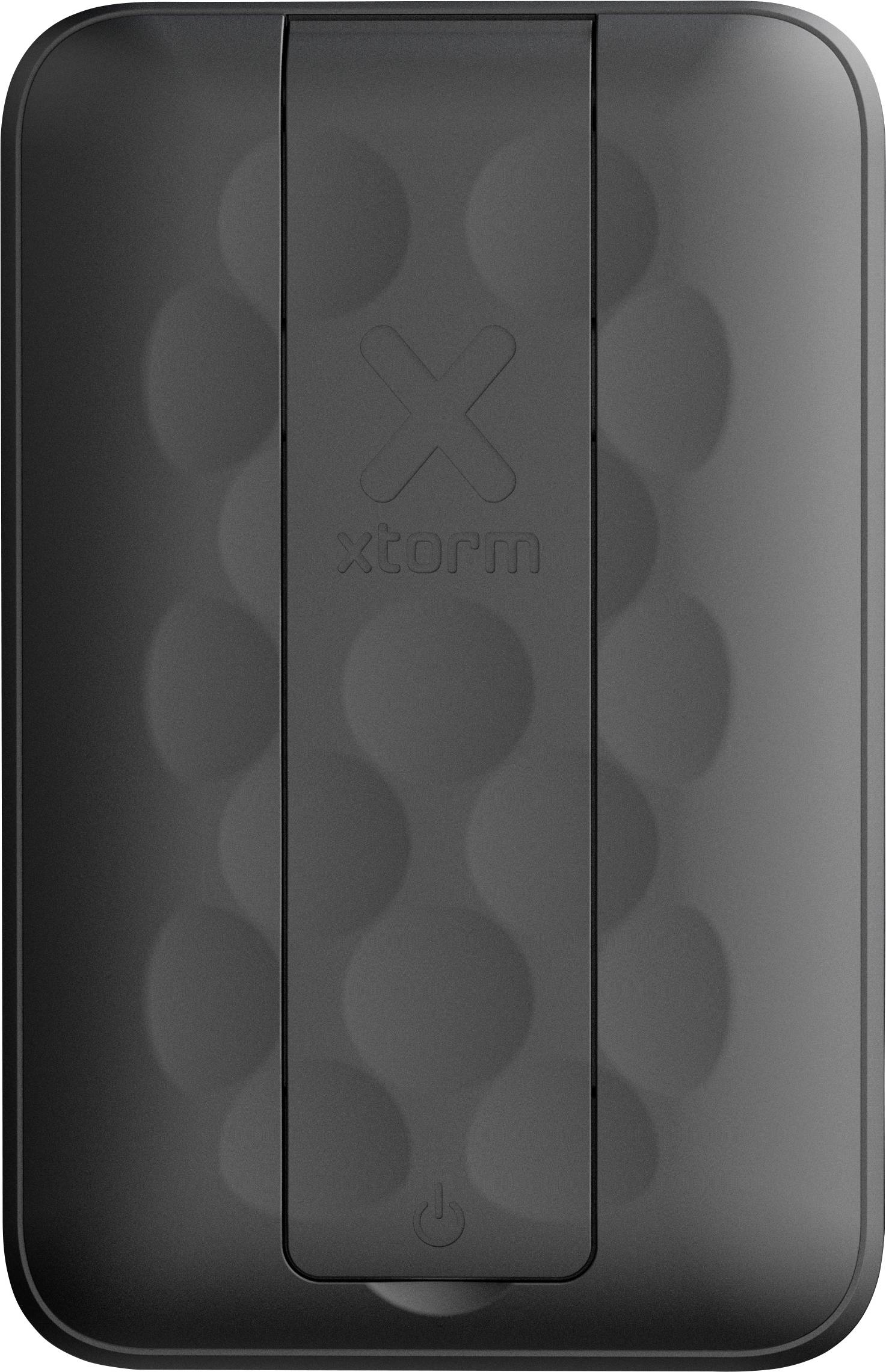 Ein schwarzer Xtorm Powerbank mit strukturierter Oberfläche und Einschalttaste am unteren Ende, verwendet zum Aufladen elektronischer Geräte.