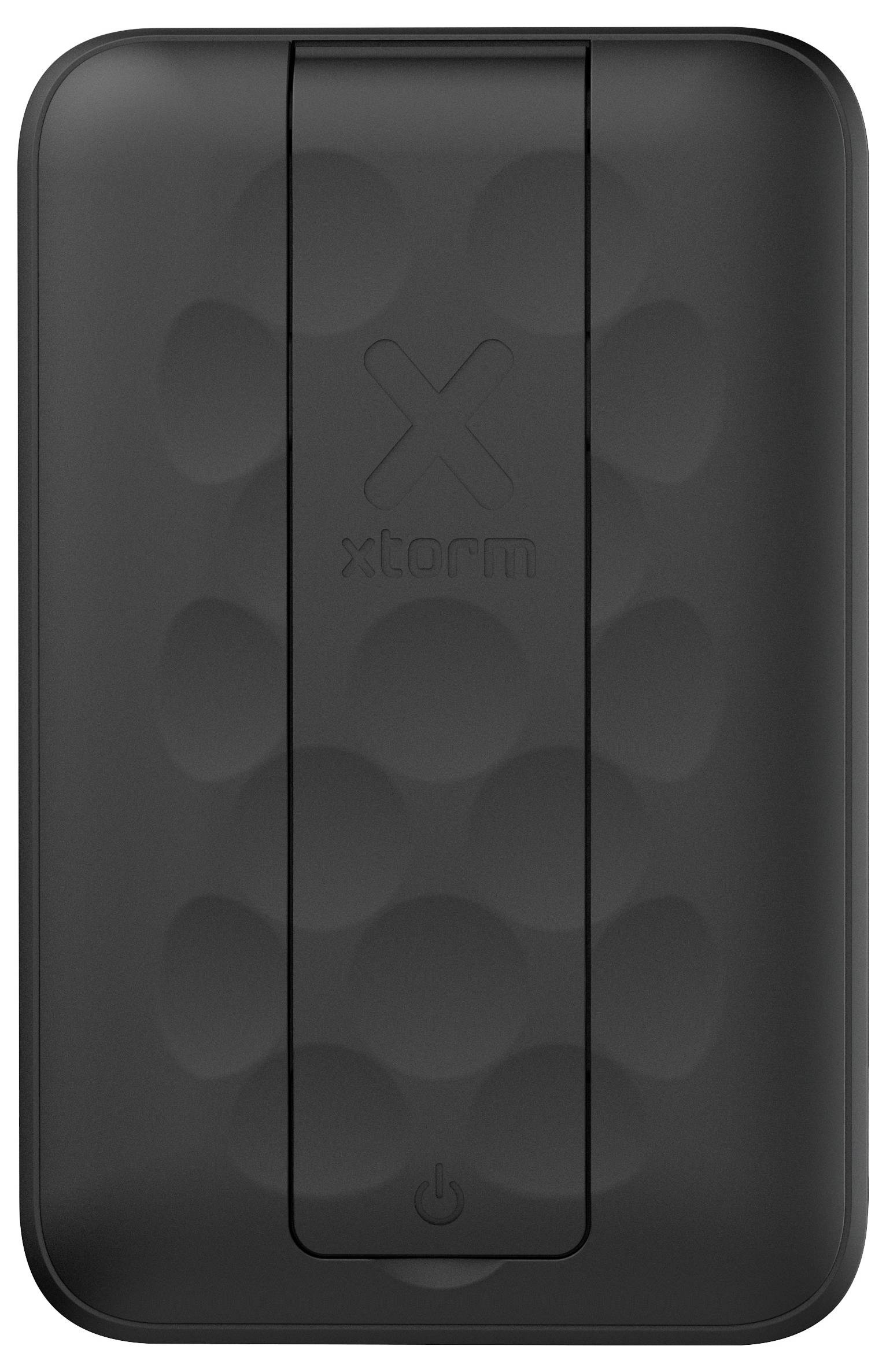 Eine schwarze, rechteckige mobile Powerbank mit strukturierter Oberfläche, auf der die Markenbezeichnung 'Xtorm' und ein Einschalttaster an der Vorderseite angebracht sind.