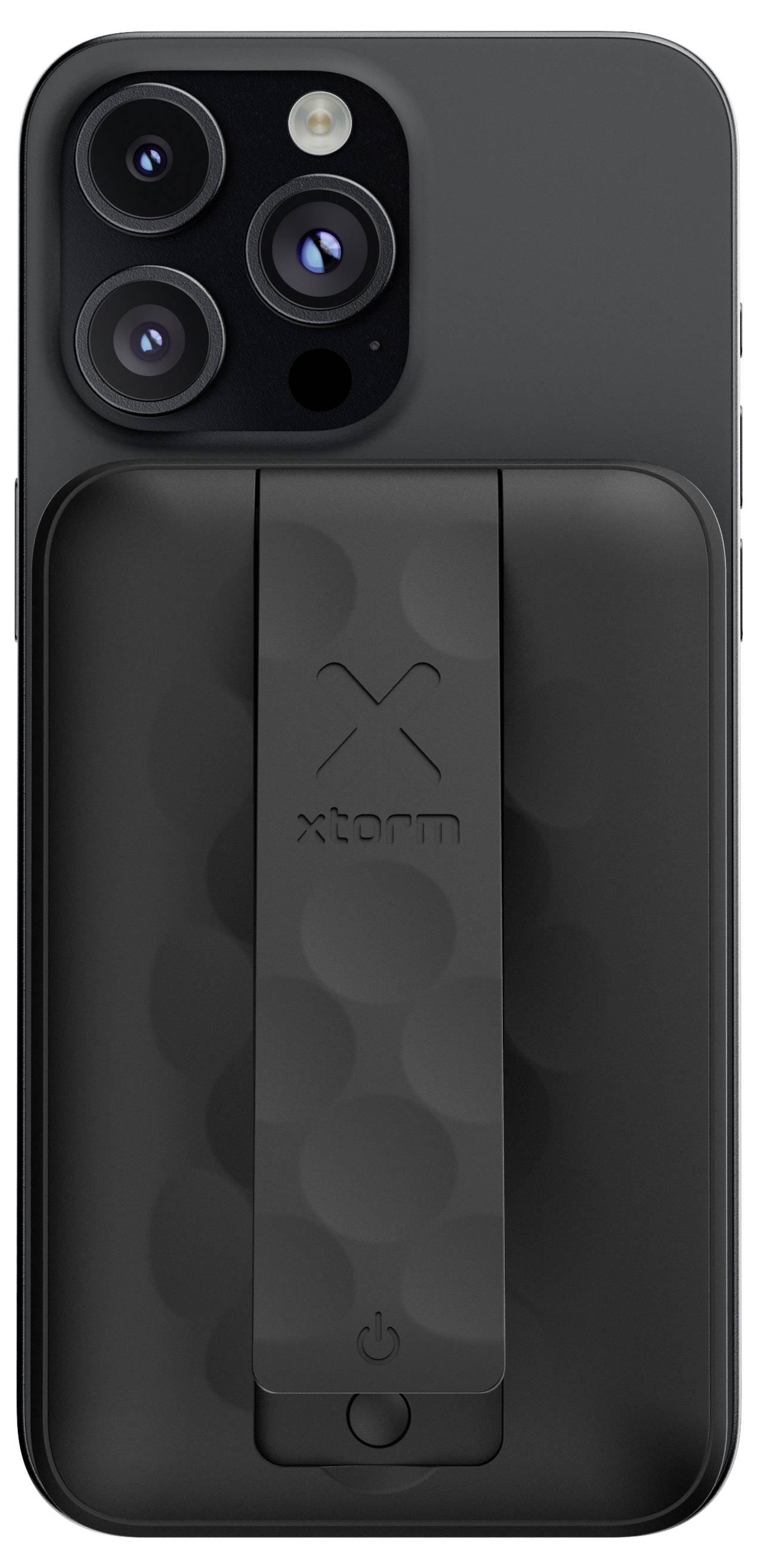 Ein schwarzes Smartphone mit einer Dreifach-Kamera auf der Rückseite, angeschlossen an eine elegante schwarze Xtorm Powerbank mit Griff.