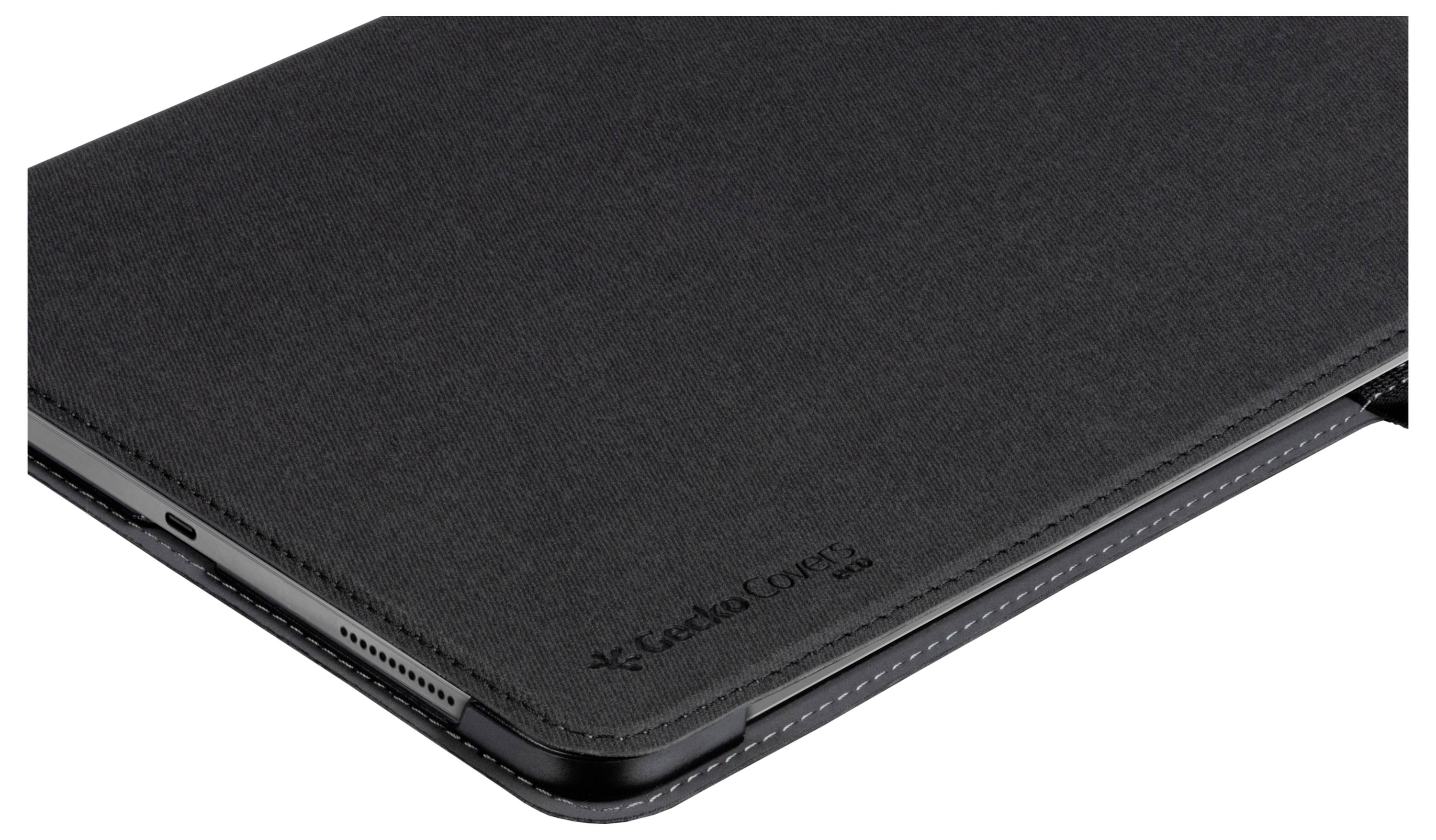 Eine elegante schwarze Tablet-Hülle mit sichtbaren Nähten und einem dezent geprägten Logo, die teilweise den Rand des Tablets und den Kameraausschnitt freilässt.