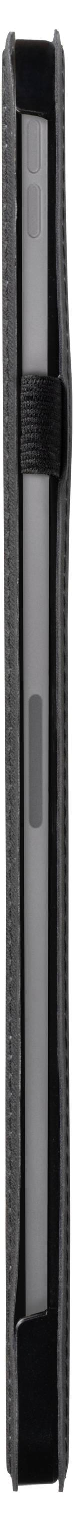 Eine schwarze und graue rechteckige Hülle hält ein langes, dünnes Objekt, möglicherweise ein Werkzeug oder Gerät, das in der Mitte mit einem Riemen gesichert ist.