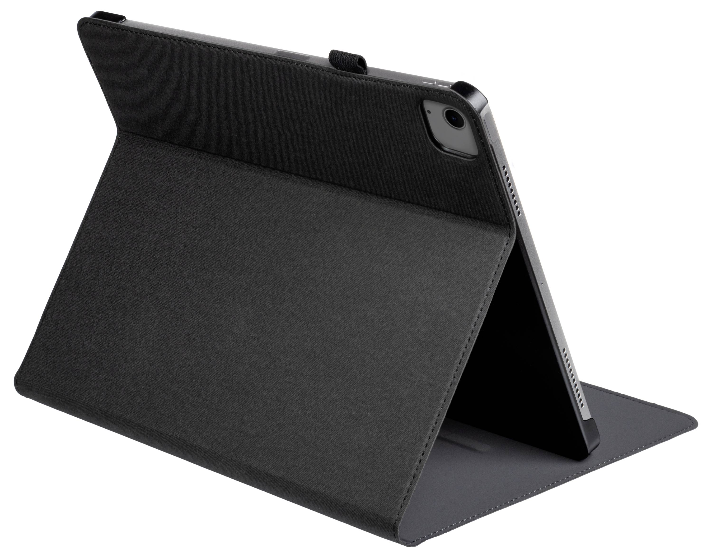 Schwarzes Tablet in einem Schutzgehäuse, das aufgestellt und schräg zur Ansicht positioniert ist, wobei die Rückkamera und die Lautsprecheröffnungen an der Seite sichtbar sind.