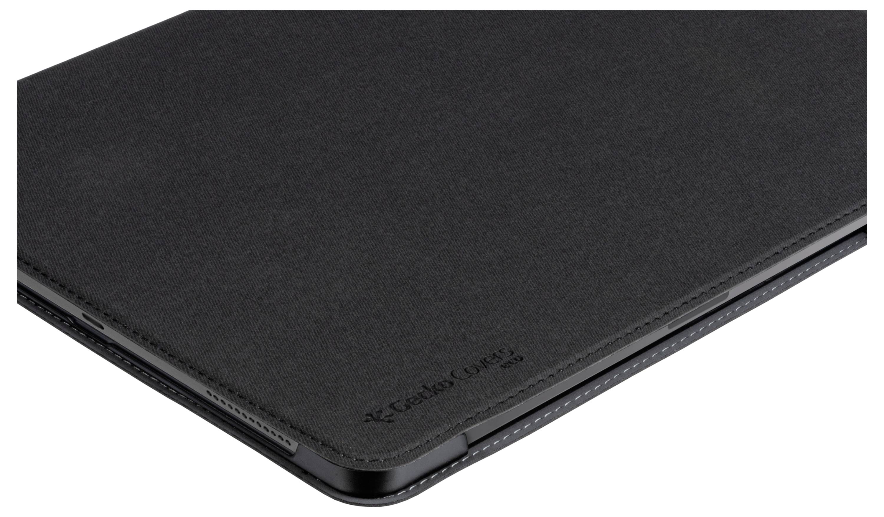 Ein schwarzes Schutzetui für Tablets mit genähter Kante und einem kleinen geprägten Logo auf dem Deckel, das entwickelt wurde, um Geräte sicher zu umschließen und zu schützen.