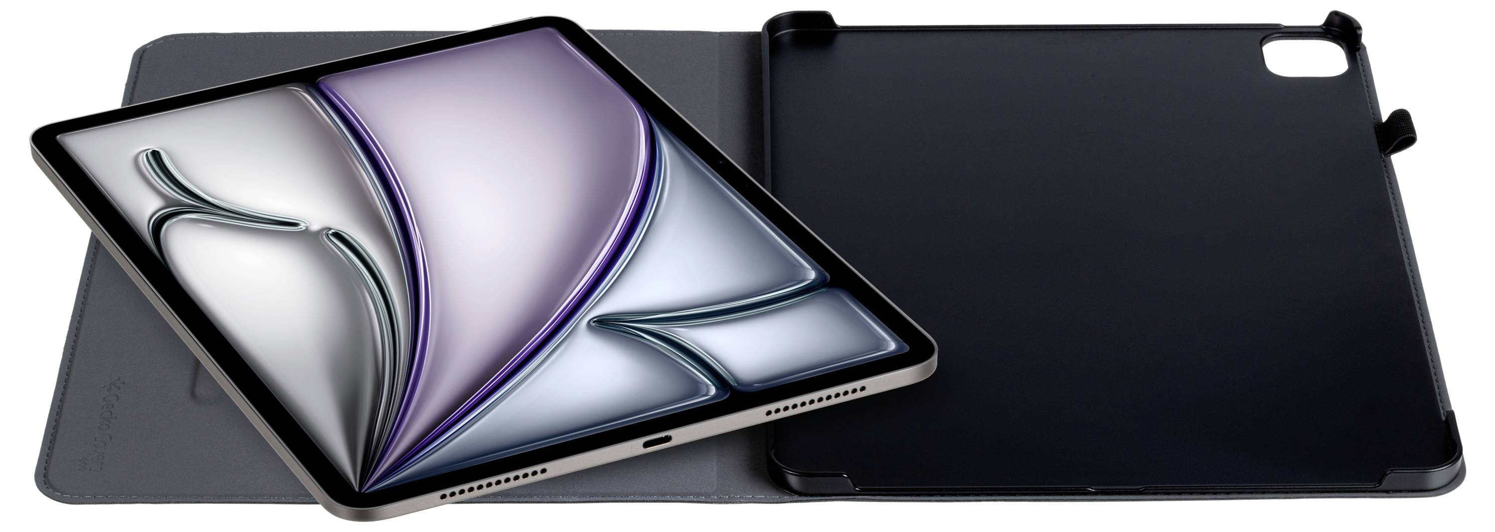 Ein Tablet mit einer lila-weißen abstrakten Anzeige ist teilweise in eine schwarze Schutzhülle mit Deckel eingeschoben.