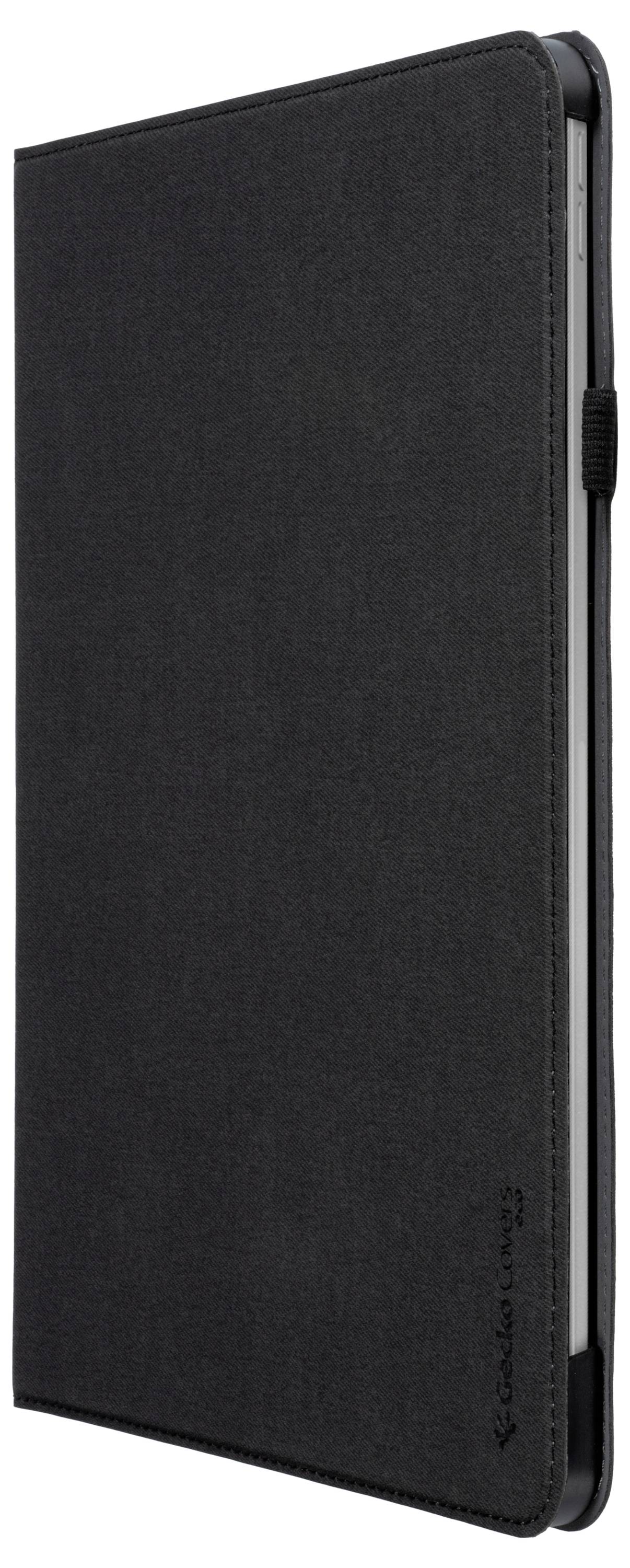 Eine schwarze Folio-Hülle für ein Tablet, geschlossen mit elegantem Design, die Schutz und Stil bietet. Der Buchrücken ist mit Branding versehen sichtbar.