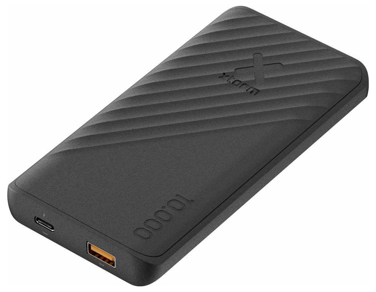 Schwarze tragbare Powerbank mit einer Kapazität von 10.000 mAh, zwei USB-Anschlüssen und elegantem Oberflächendesign mit diagonalen Rillen.