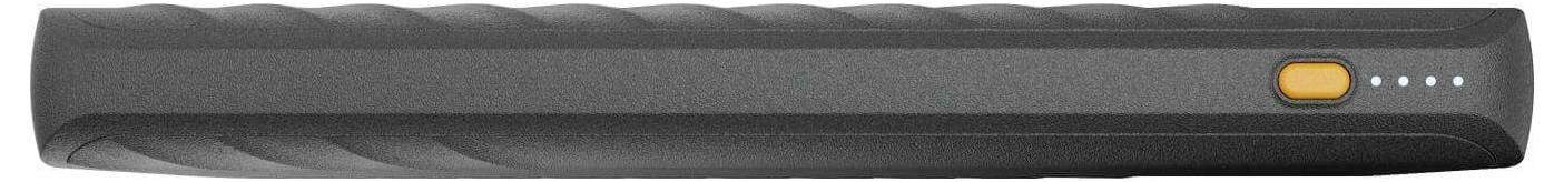 Eine schlanke, schwarze Powerbank mit einer strukturierten Oberfläche, einem orangefarbenen Knopf und vier LED-Anzeigen, die den Batteriestand anzeigen.