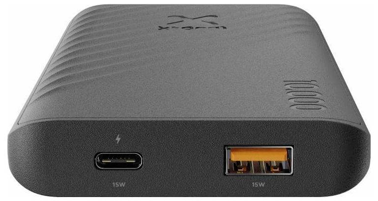 Ein schwarzer Powerbank mit strukturiertem Design, ausgestattet mit einem USB-C- und einem USB-A-Anschluss, die jeweils eine Leistung von 15W ausgeben können.