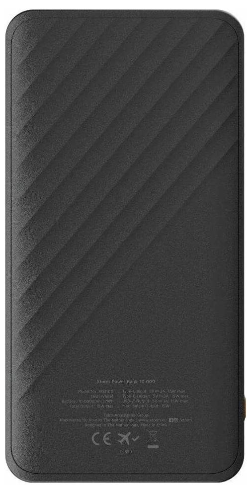 Eine schwarze tragbare Powerbank mit diagonalen Rillen auf der Oberfläche, die Kapazitätsdetails und regulatorische Symbole am unteren Ende zeigt.