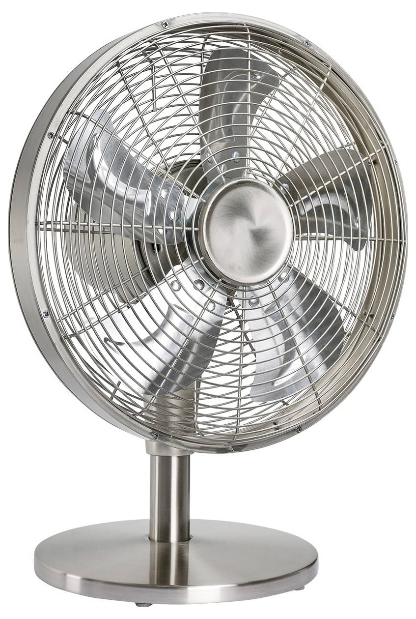 Ein metallischer Tischventilator mit fünf Flügeln, umhüllt von einem Drahtgitter, stehend auf einem runden Sockel.