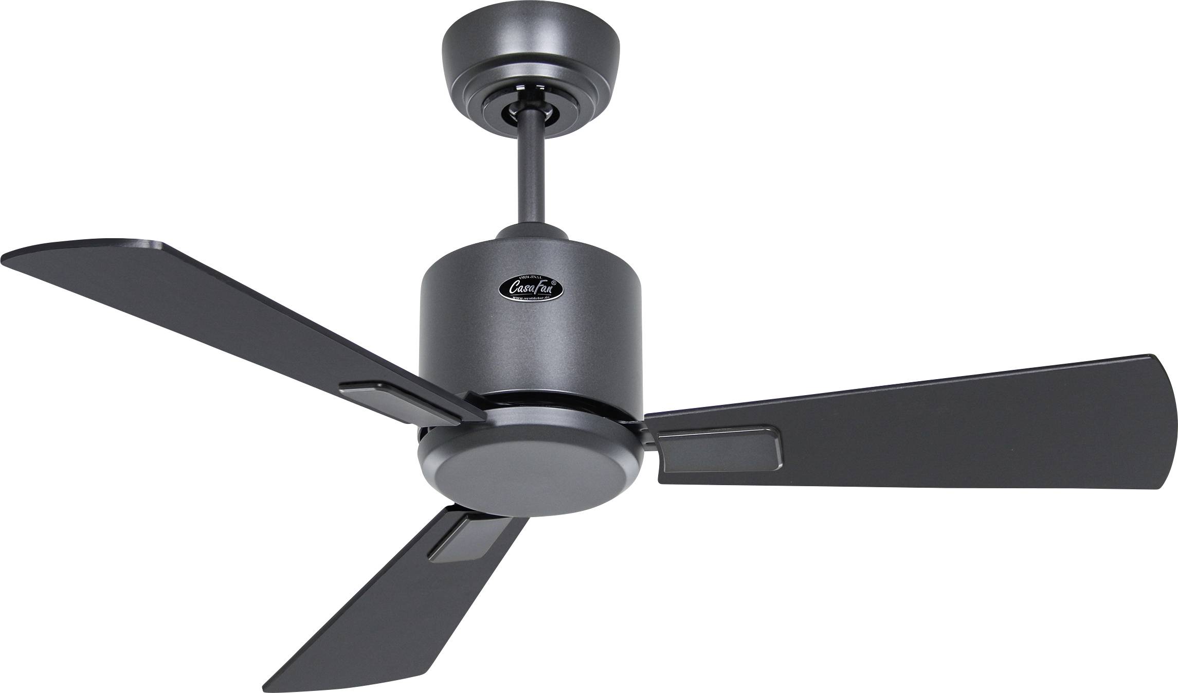 Ein moderner, schwarzer Deckenventilator mit drei Flügeln, an einer kurzen Stange montiert, vor einem schlichten weißen Hintergrund gezeigt.