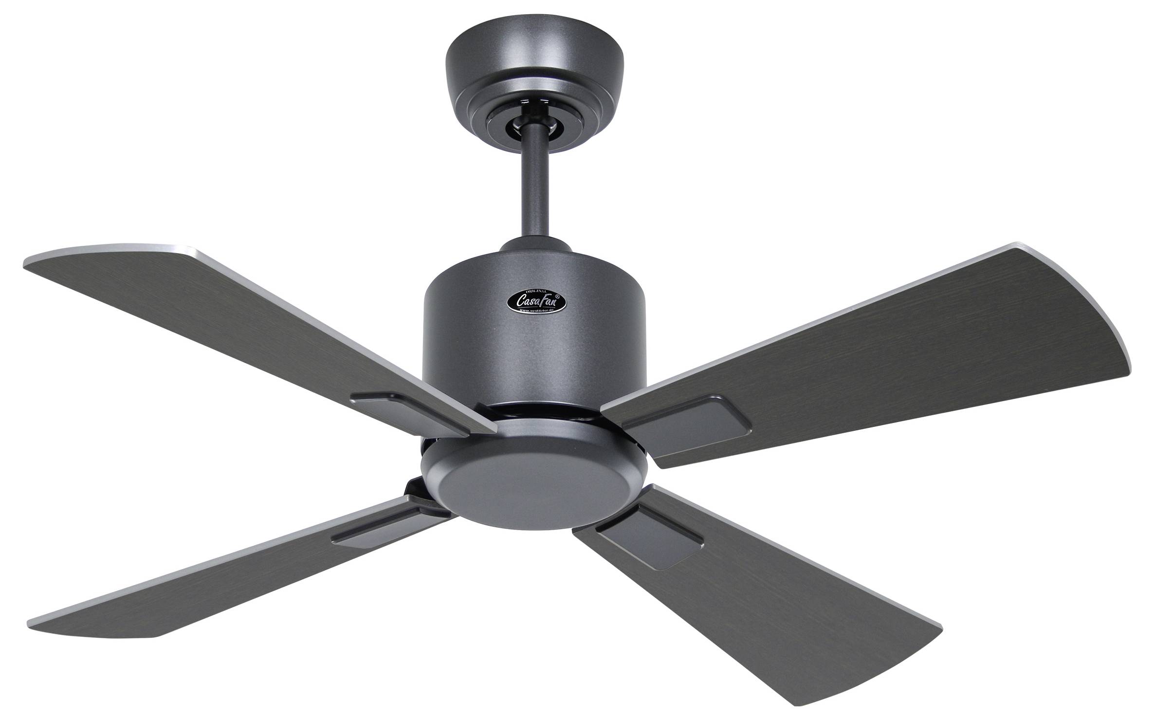 Ein moderner, silberner Deckenventilator mit vier Flügeln.