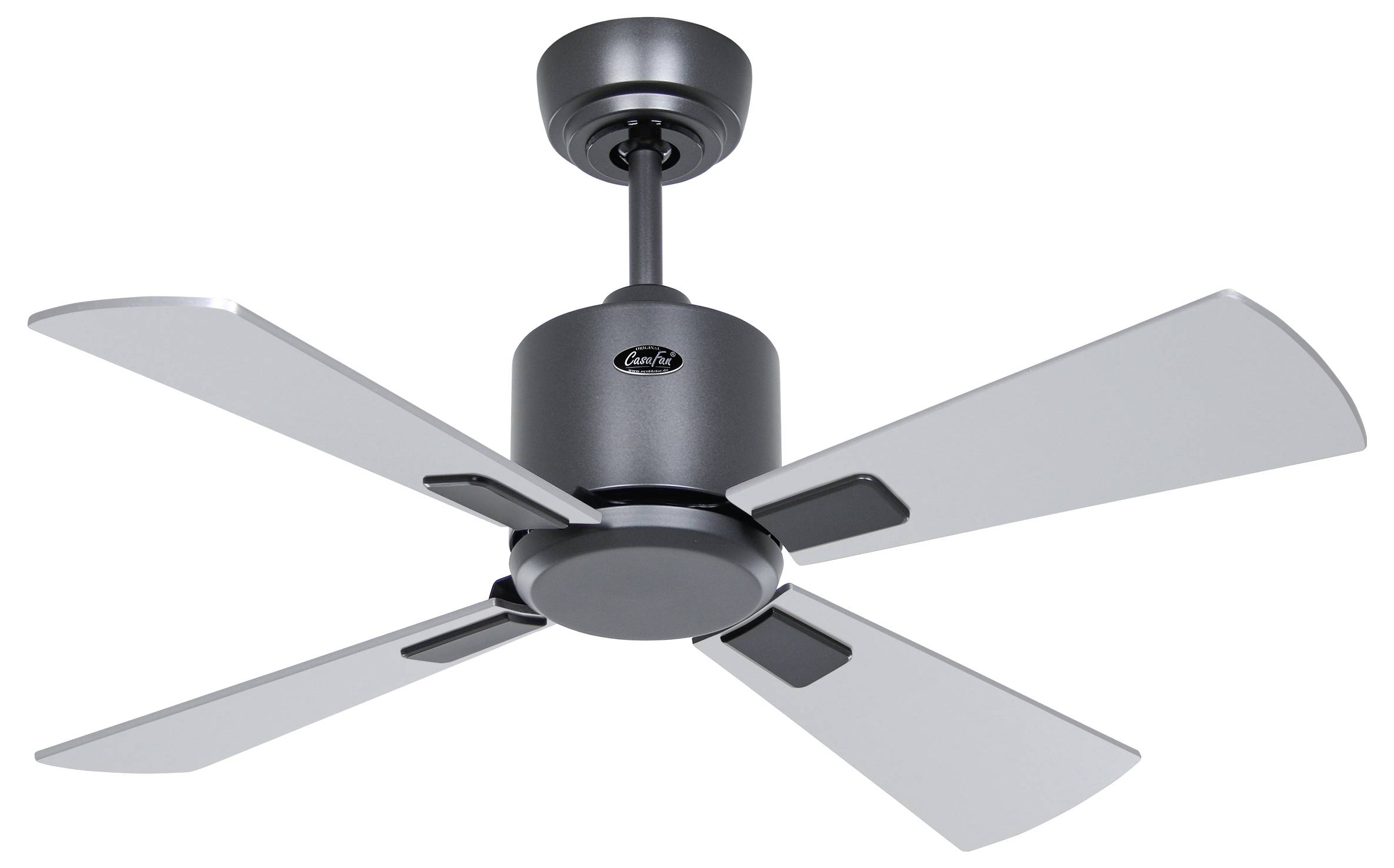 Ein schwarzer und silberner Deckenventilator mit vier Flügeln und einem zentralen Motorgehäuse, geeignet für den Einsatz zu Hause oder im Büro.