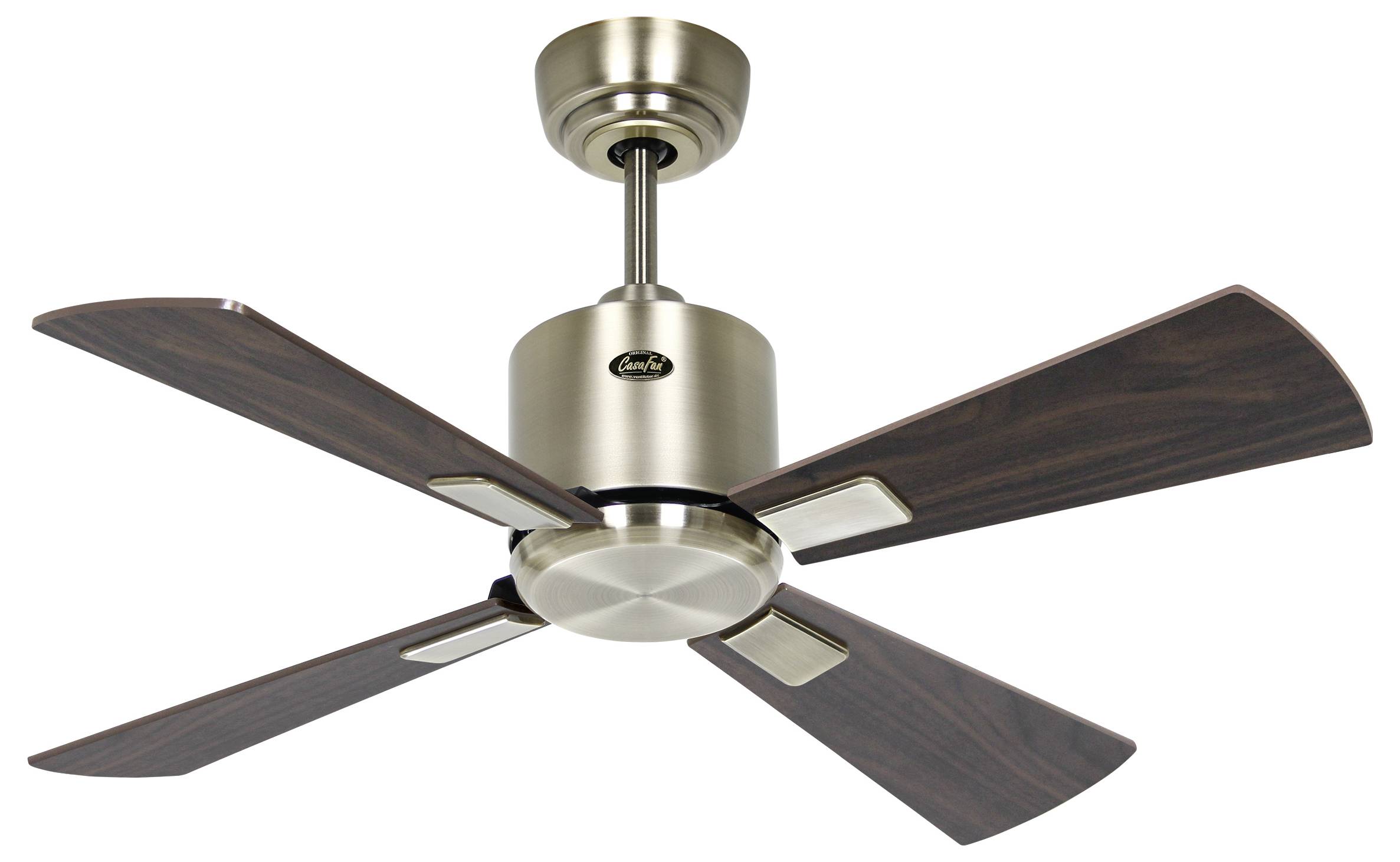 Ein Deckenventilator mit vier dunklen Holzflügeln und einer metallischen zentralen Nabe, der dazu bestimmt ist, die Luft in einem Raum zu zirkulieren.