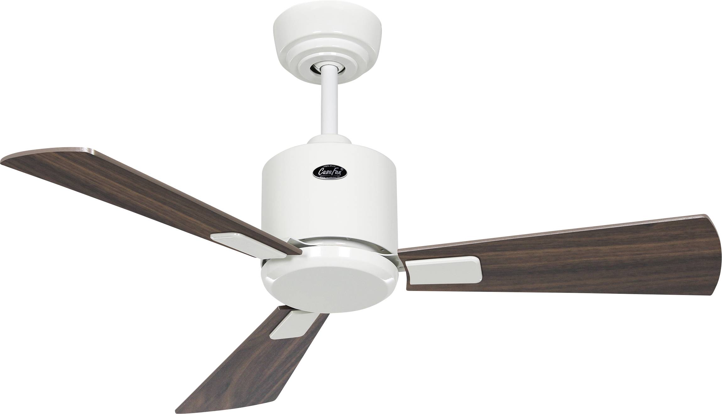 Deckenventilator mit drei Holzflügeln und einem weißen Motorgehäuse, von unten betrachtet.