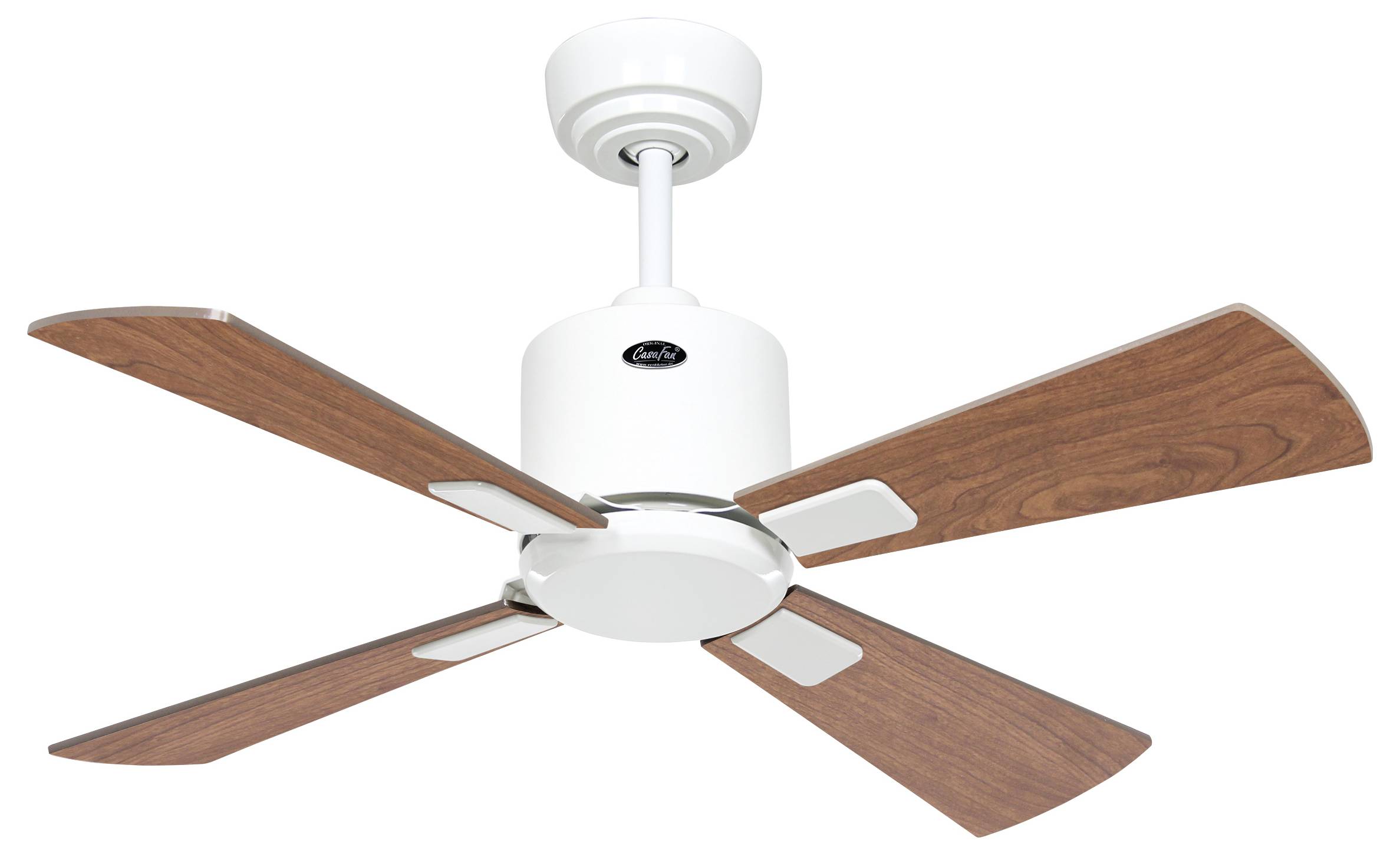 Ein Deckenventilator mit einem weißen Motor und vier Holzflügeln, der an einer weißen Stange aufgehängt ist, vor einem schlichten Hintergrund dargestellt.