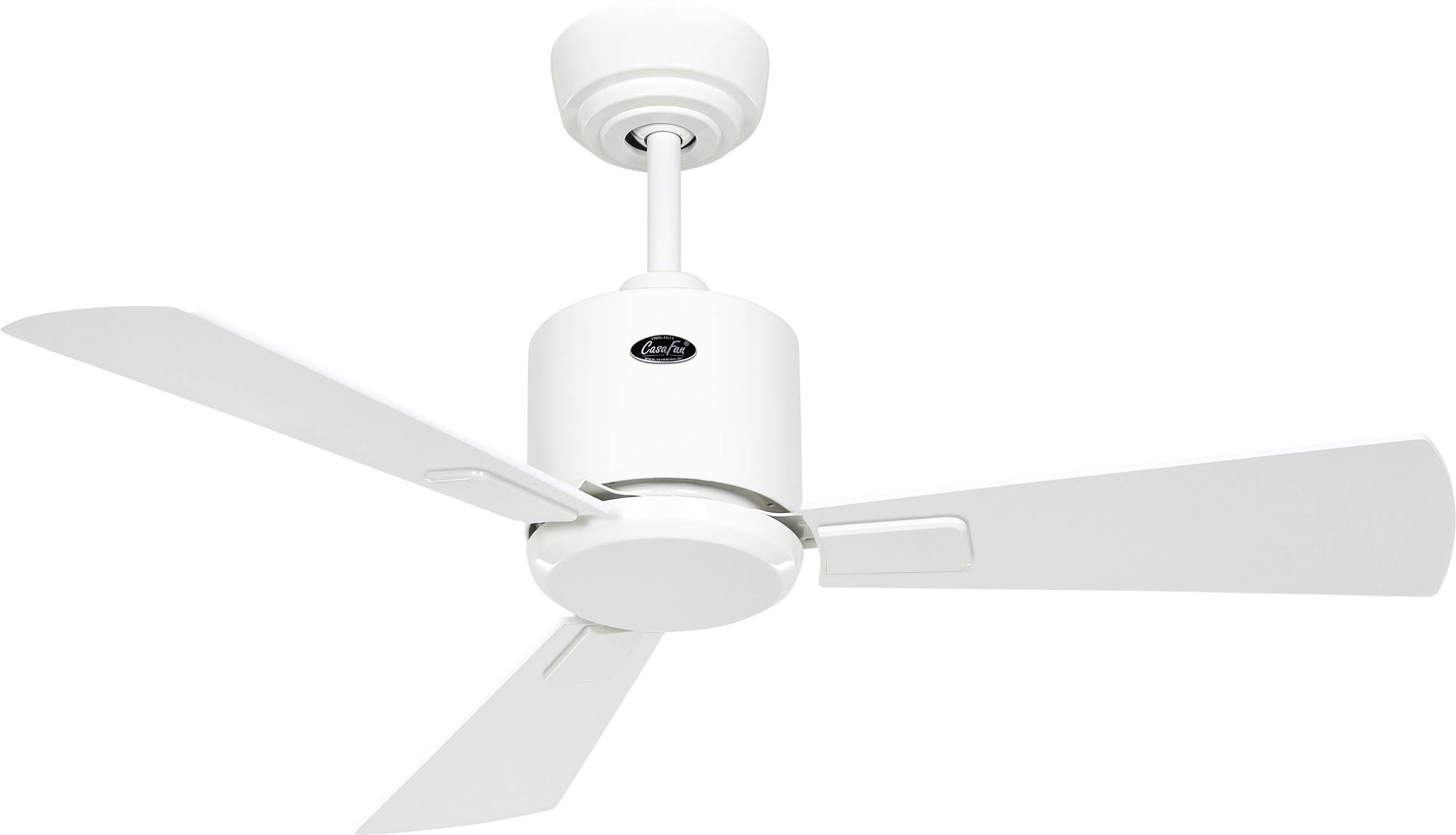 Ein weißer Deckenventilator mit drei Flügeln und einem kleinen zentralen Motorgehäuse. Der Ventilator ist an einer kurzen Pendelstange mit einer runden Basis montiert.