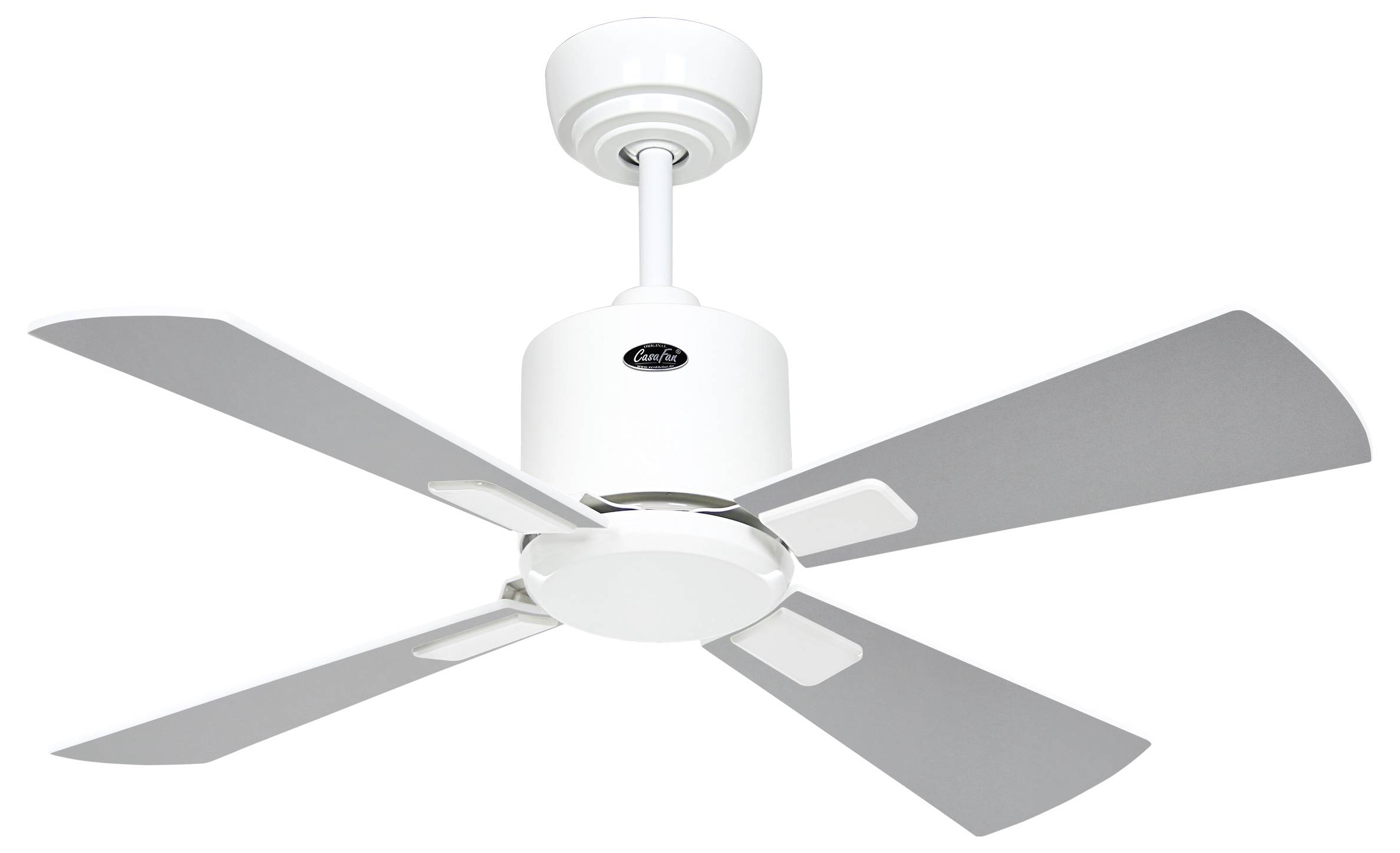 Ein weißer Deckenventilator mit vier grauen Flügeln, an einer weißen Decke montiert, von unten betrachtet.