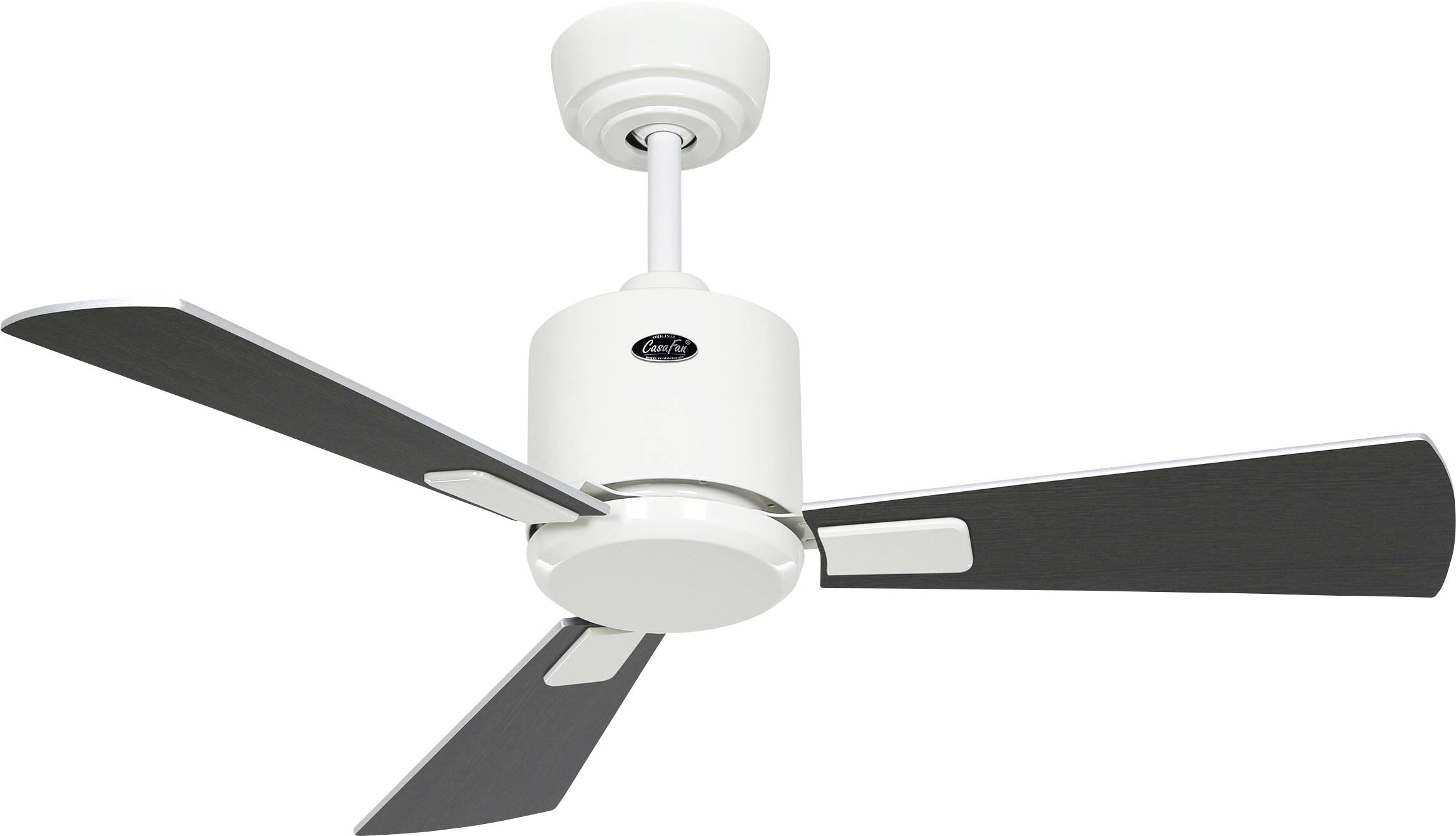 Ein weißer Deckenventilator mit drei dunklen Flügeln, an einer Decke montiert.