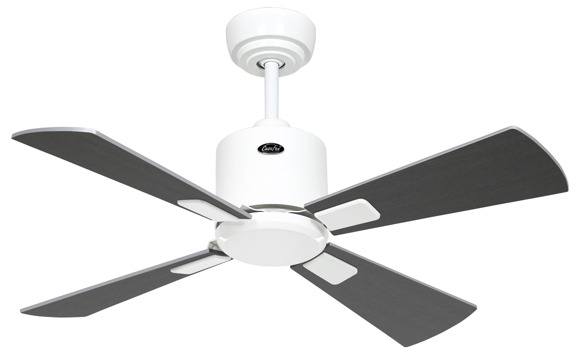 Ein weißer Deckenventilator mit vier dunklen Flügeln, der an einer kurzen Stange montiert ist.