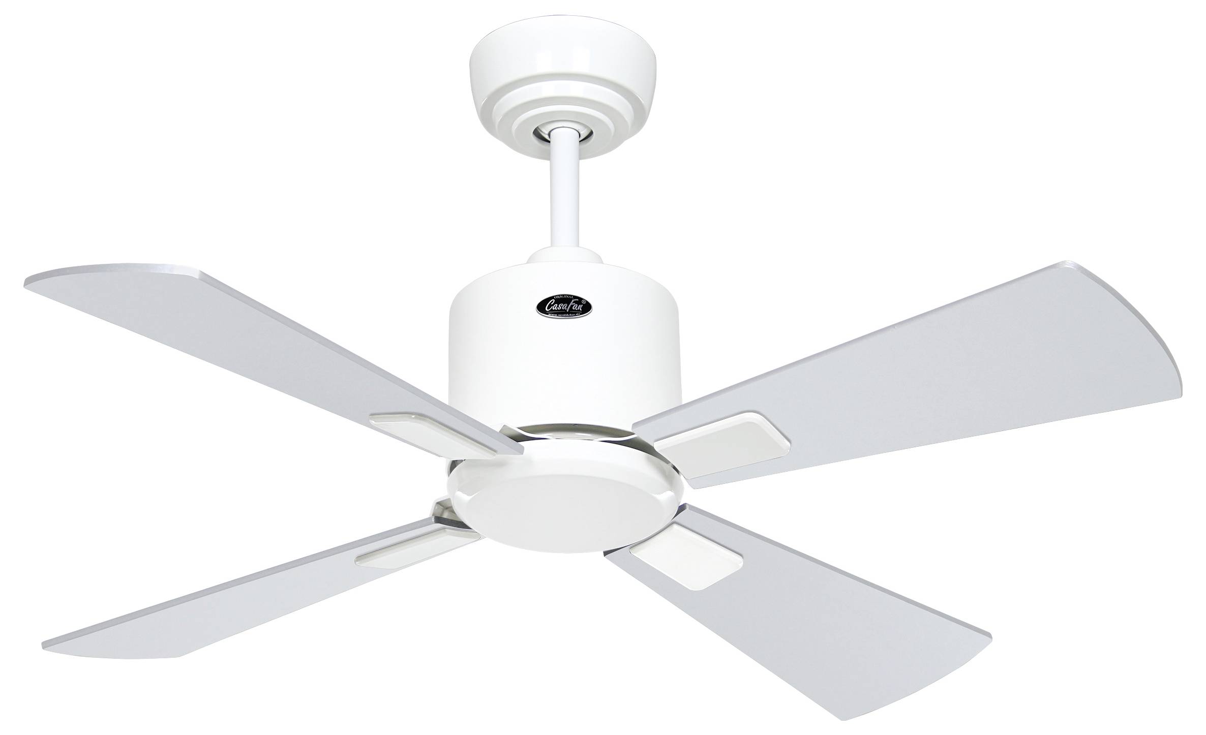 Deckenventilator mit vier breiten, weißen Flügeln und einem zentralen Motorgehäuse, das an einer weißen Stange montiert ist.