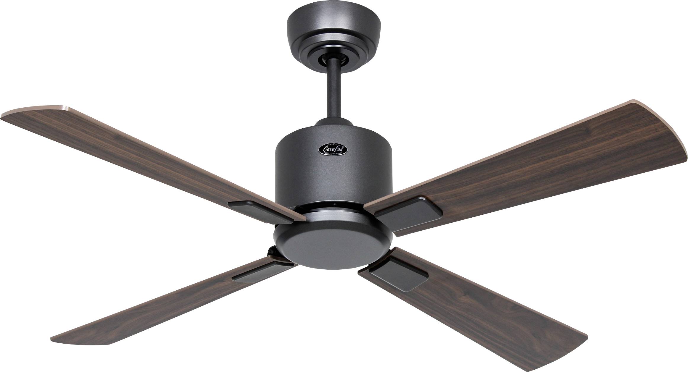Ein Deckenventilator mit vier dunklen Holzflügeln und einer schwarzen Metallfassung, von unten betrachtet vor einem schlichten weißen Hintergrund.
