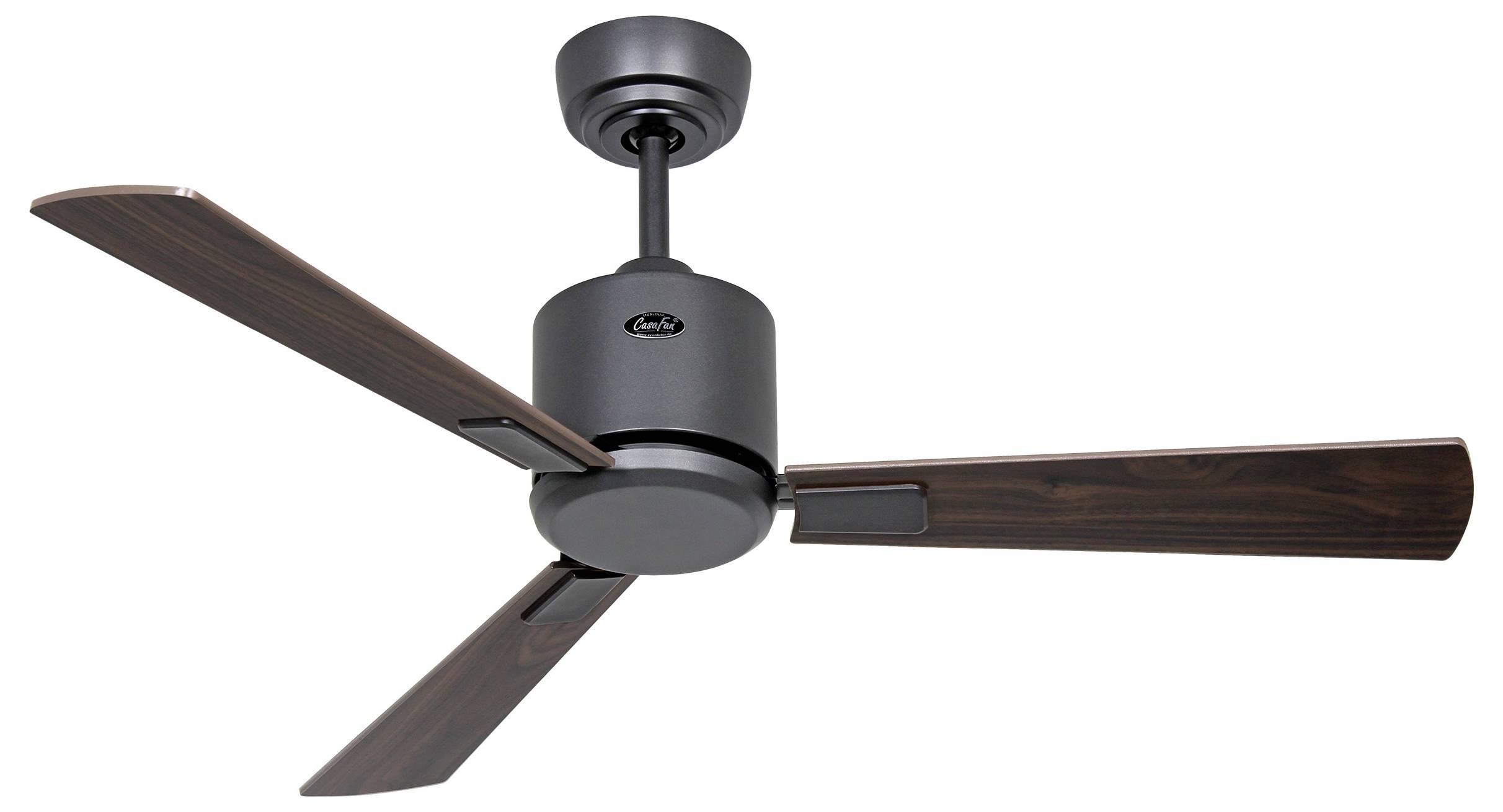 Ein dreiflügeliger Deckenventilator mit mattschwarzem Motorgehäuse und dunklen Holzflügeln. Der Ventilator ist an einer kurzen Pendelstange zur Deckenbefestigung montiert.