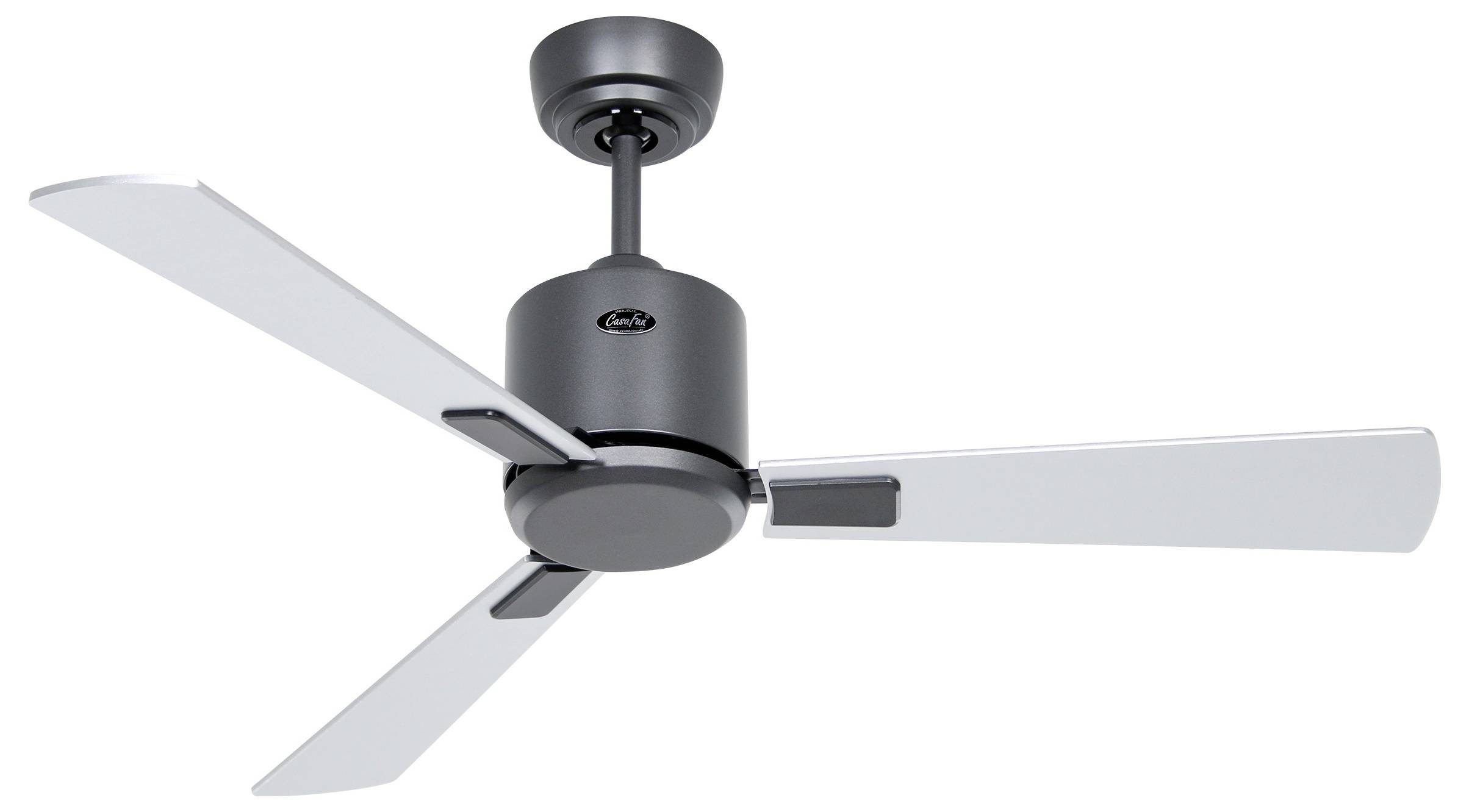 Ein moderner Deckenventilator mit drei weißen Flügeln und einem grauen Motorgehäuse, aus einem leichten Winkel vor einem schlichten Hintergrund betrachtet.