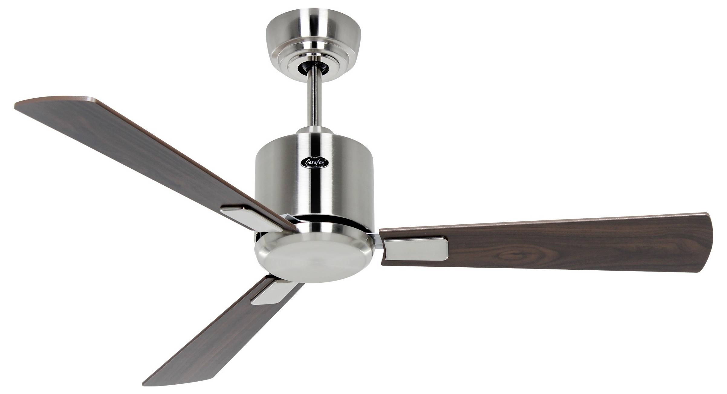 Ein silberner und hölzerner Deckenventilator mit drei Flügeln, an einer Metallstange montiert, entwickelt für die Kühlung und Luftzirkulation im Haus.