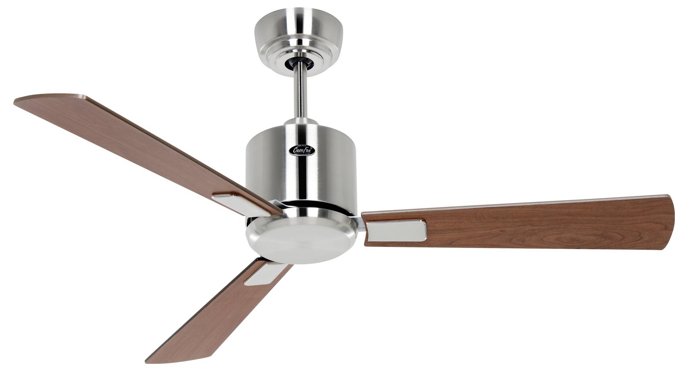 Ein Deckenventilator mit moderner Metalloberfläche und drei Holzflügeln. Das Design umfasst eine zentrale Lichtarmatur.