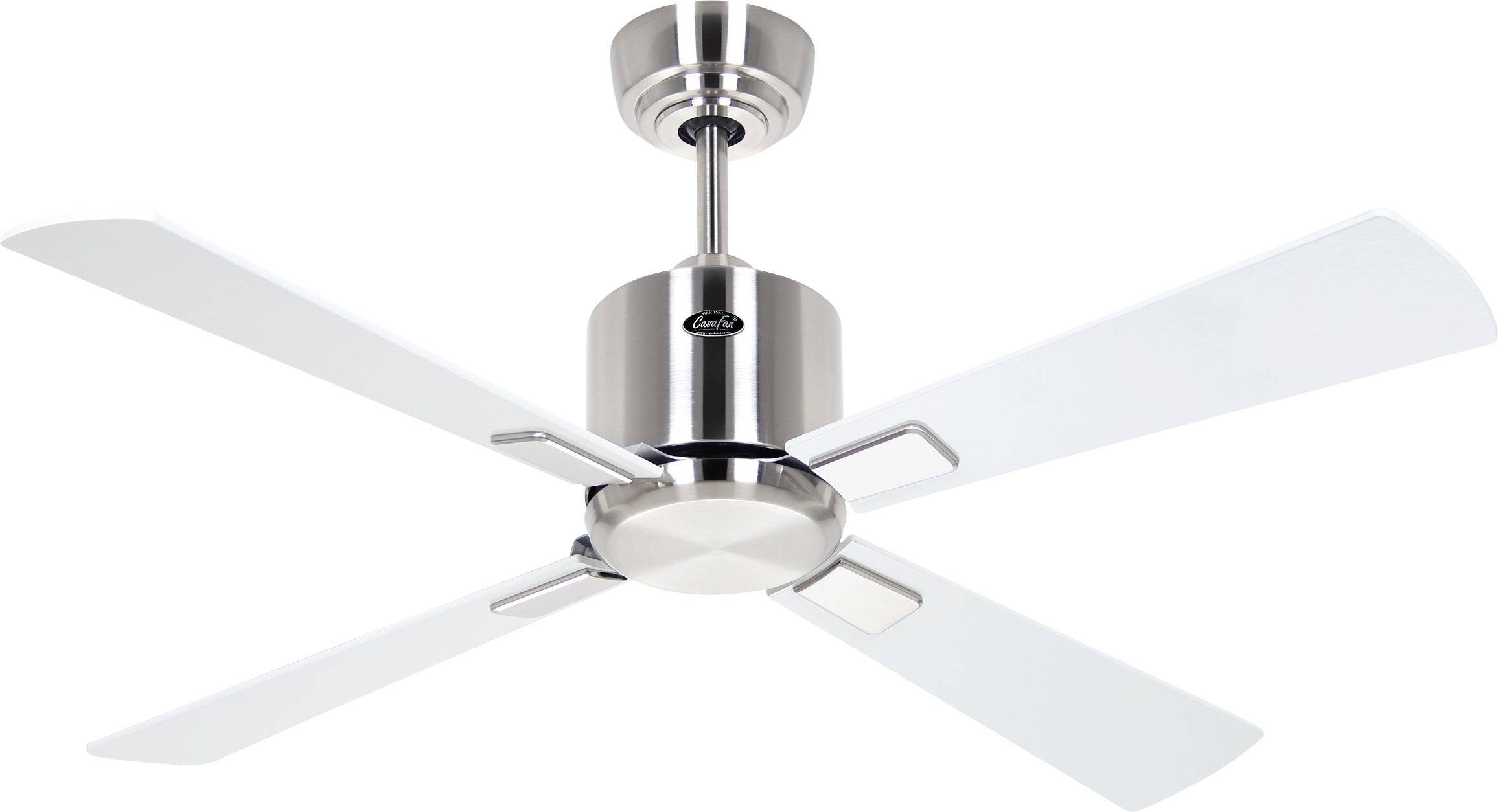 Ein moderner Deckenventilator mit vier weißen Flügeln und einer metallischen Oberfläche.