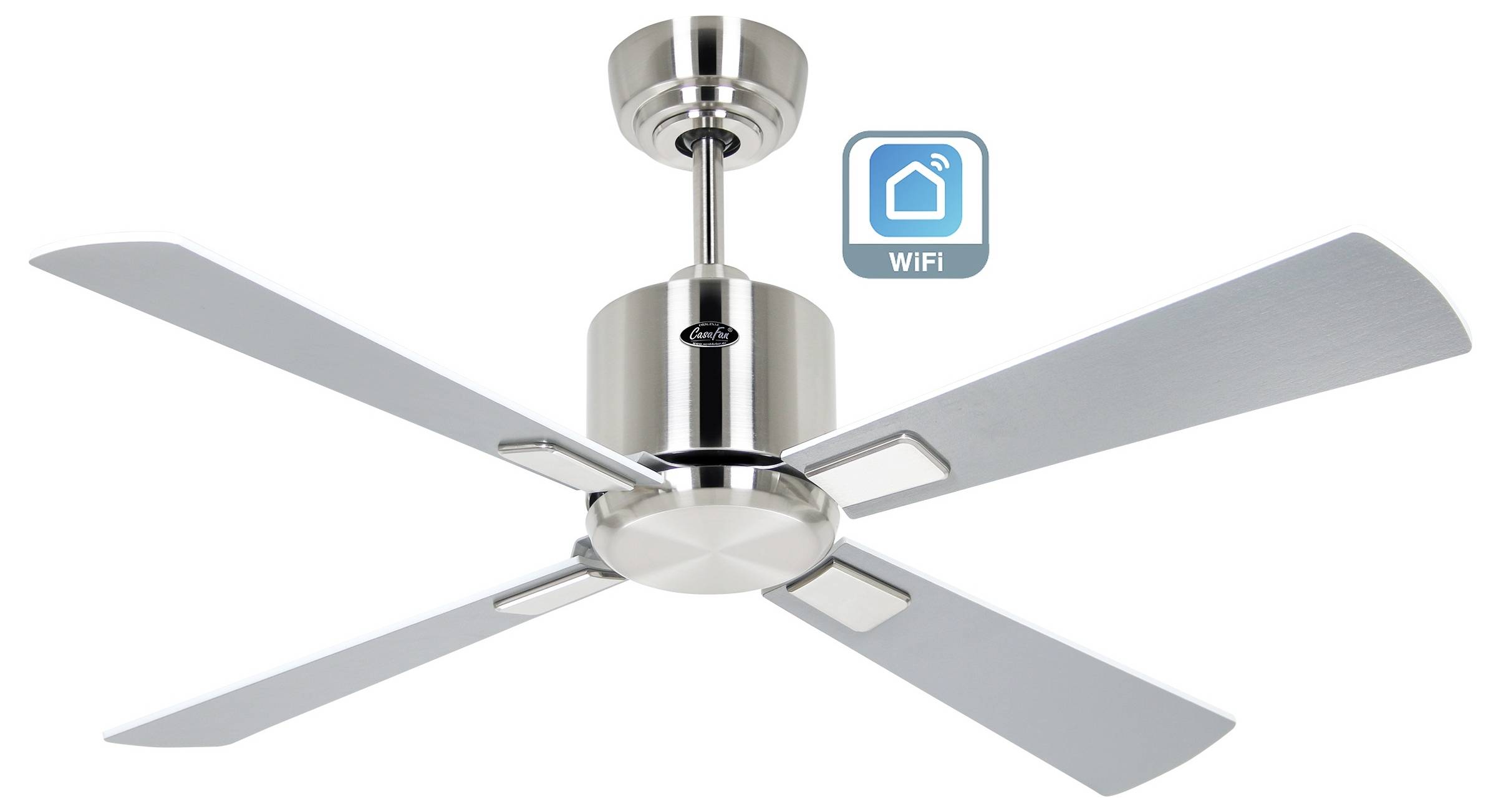 Deckenventilator mit vier silbernen Flügeln, ausgestattet mit einem kompakten, gebürsteten Metalldesign und einem WLAN-Symbol, das intelligente Konnektivität anzeigt.