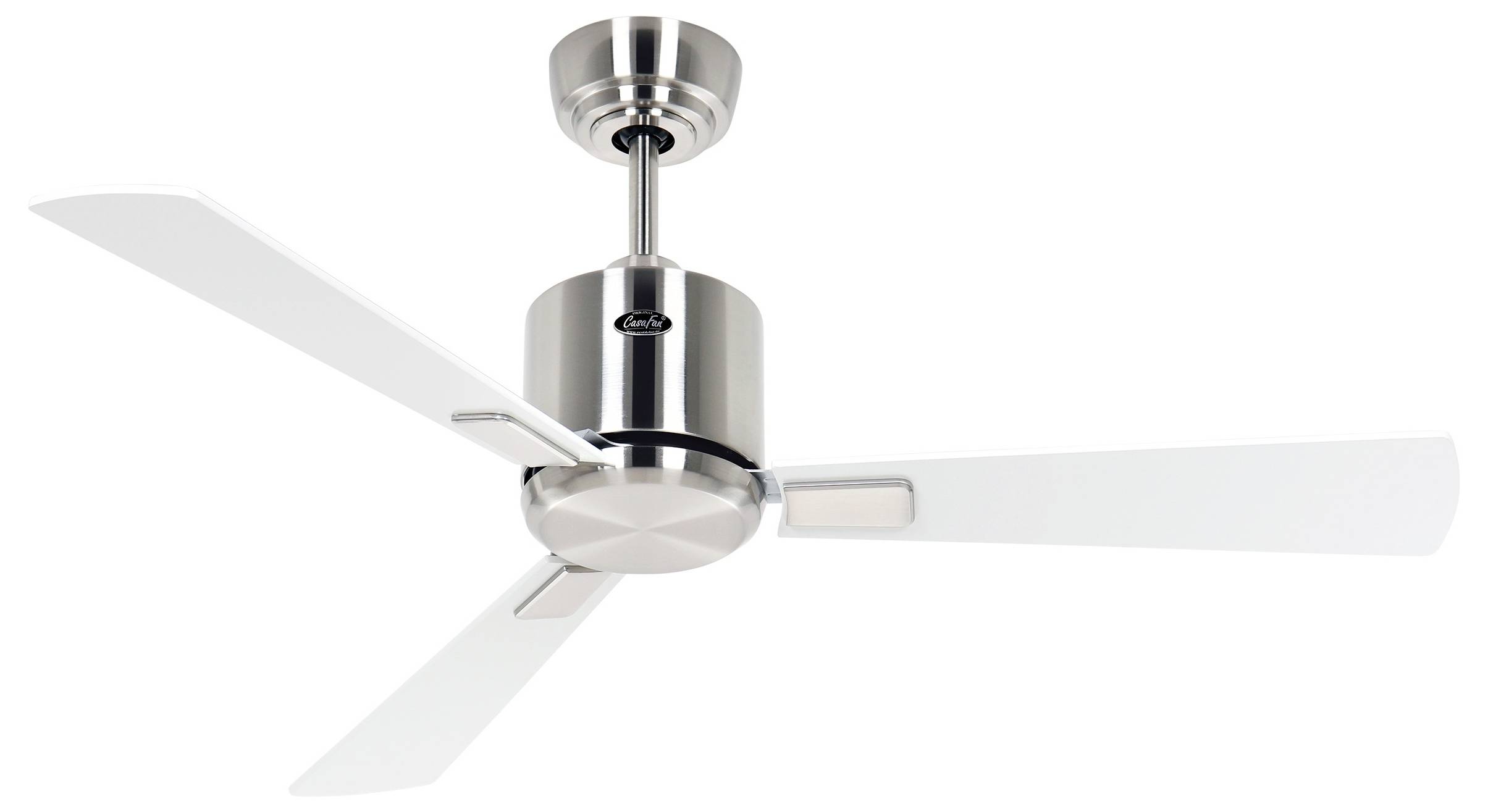 Ein Deckenventilator mit modernem Design in gebürsteter Metalloberfläche und vier weißen Flügeln, an der Decke montiert.