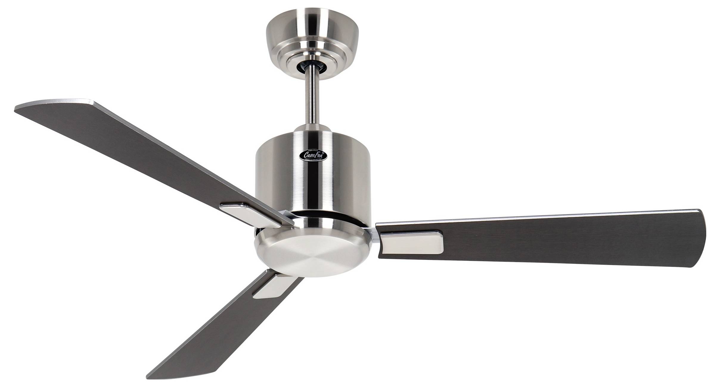 Ein moderner Deckenventilator mit drei silbernen Flügeln und einer eleganten Metalloberfläche, montiert an einer silbernen Halterung, vor einem weißen Hintergrund.