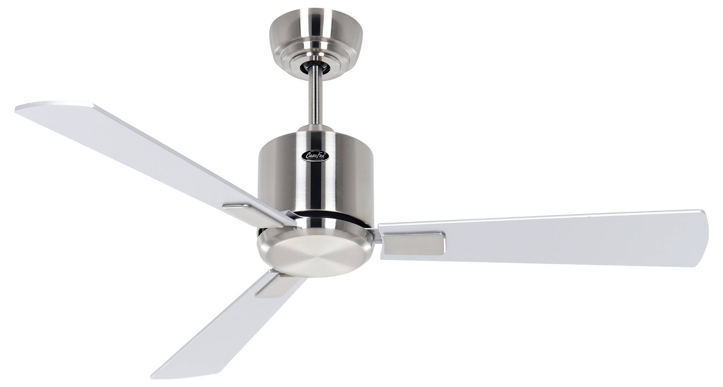 Deckenventilator mit Edelstahl-Finish und drei silbernen Flügeln, von unten betrachtet vor einem schlichten Hintergrund.