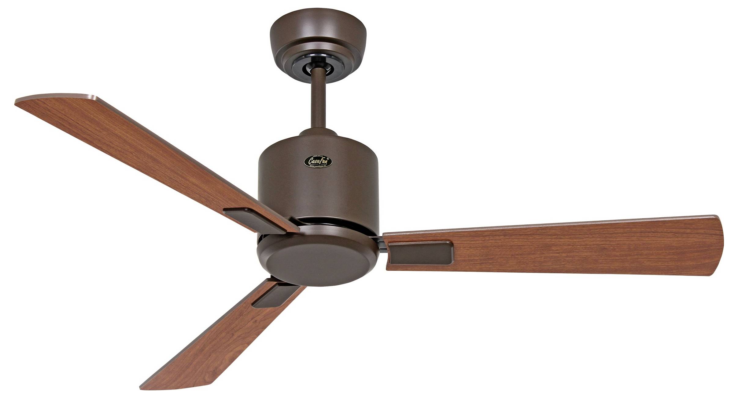 Ein dreiflugeliger Deckenventilator mit Flügeln in Holzoptik und einem braunen Motorgehäuse, entwickelt für den Innenbereich, der für eine effiziente Luftzirkulation sorgt.