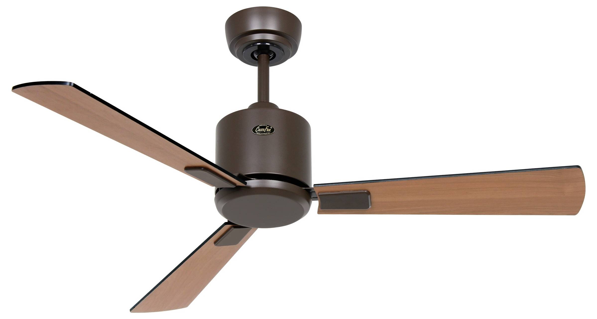 Ein brauner Deckenventilator mit drei Holzflügeln in modernem Design, aus seitlicher Perspektive betrachtet, vor weißem Hintergrund.