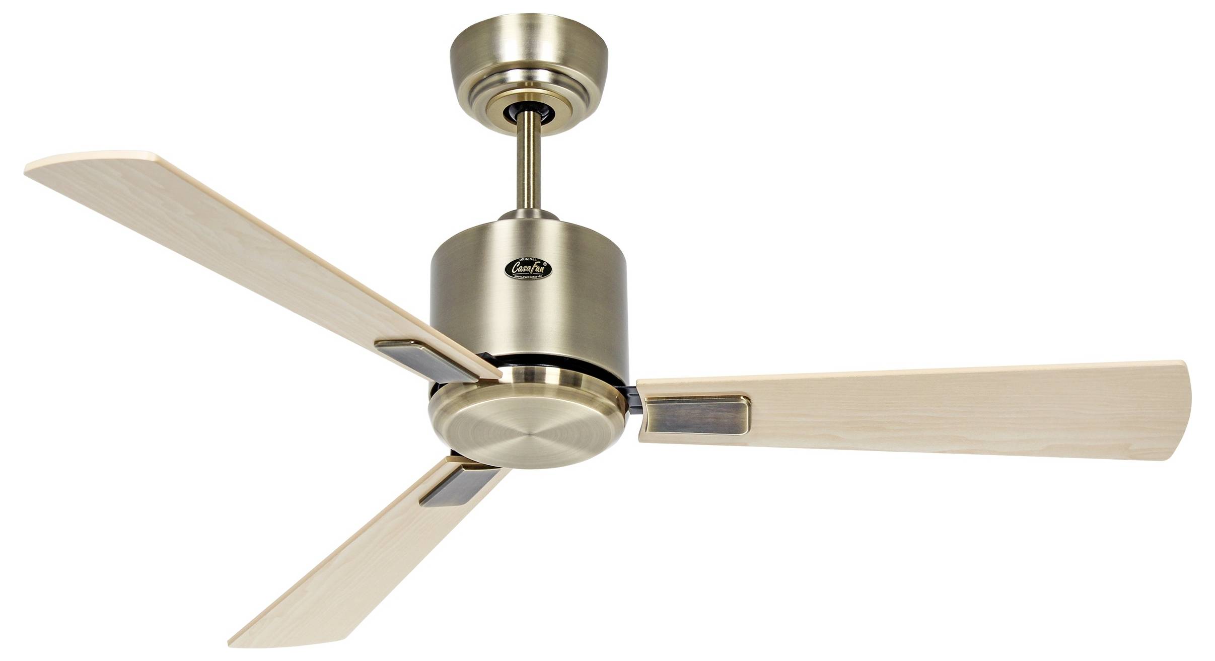 Ein moderner Deckenventilator mit drei Holzflügeln und metallischer Oberfläche, an einer kurzen Stange aufgehängt, vor einem schlichten weißen Hintergrund gezeigt.