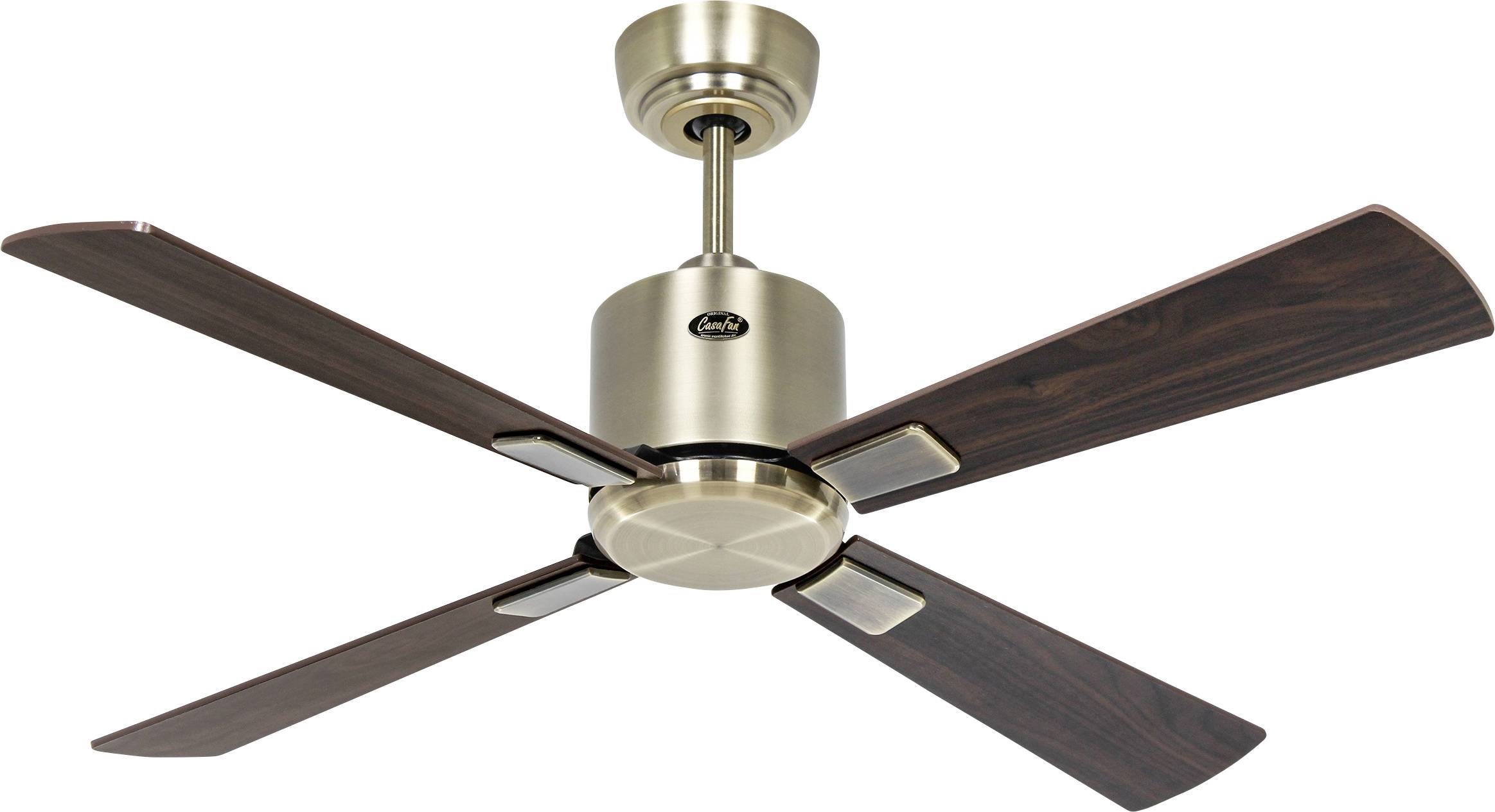 Ein Deckenventilator mit vier dunklen Holzflügeln und einer metallischen Oberfläche; aus einem Winkel betrachtet, der sein modernes Design und die zentrale Befestigung hervorhebt.